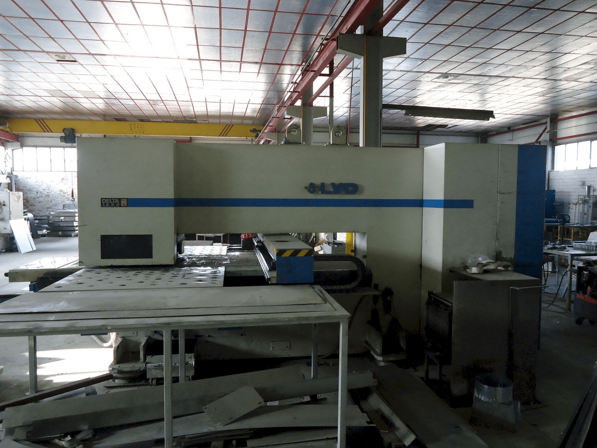 Vista frontale della macchina LVD delta 1250