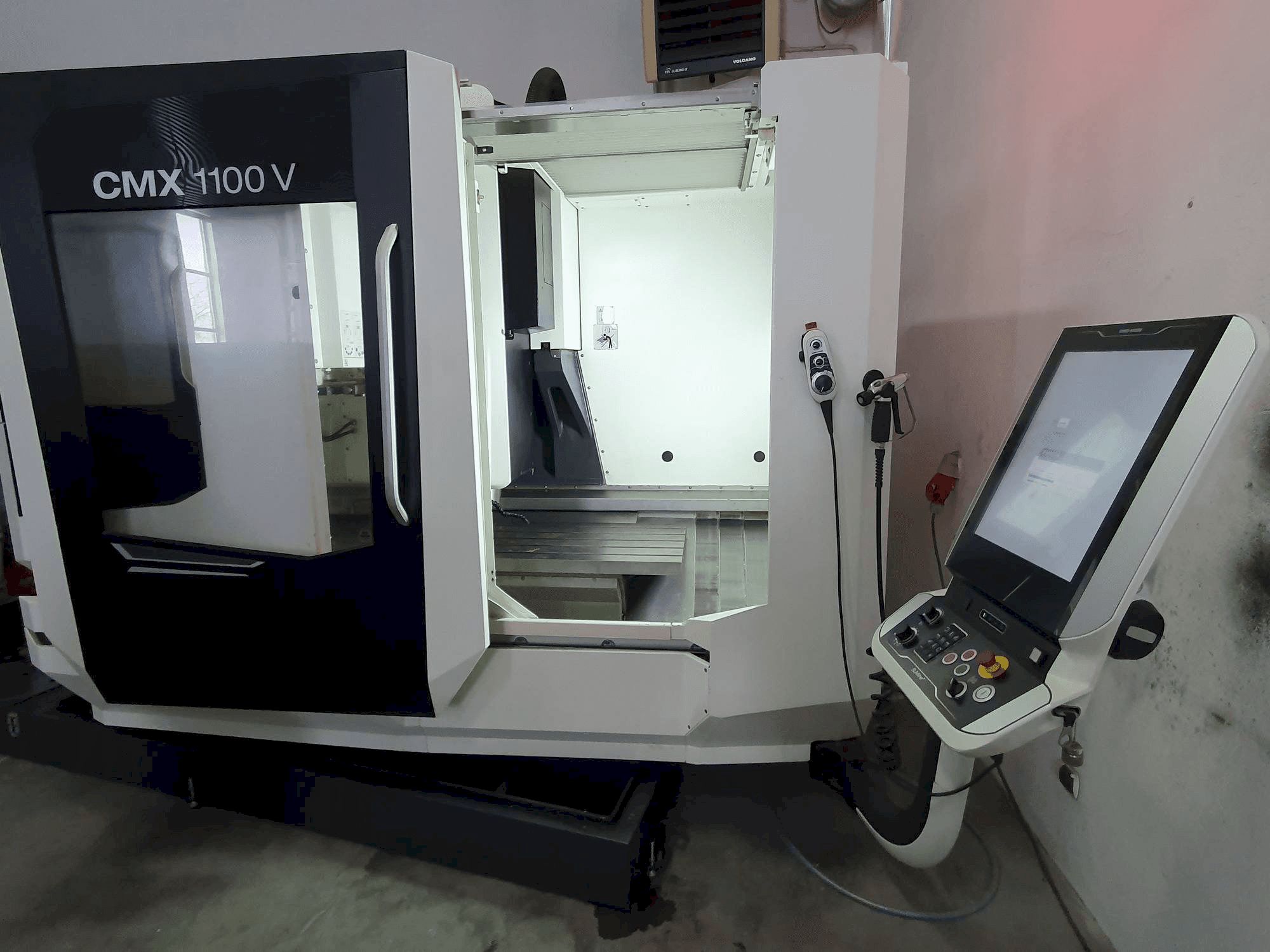 Vista frontale della macchina DMG MORI CMX 1100 V