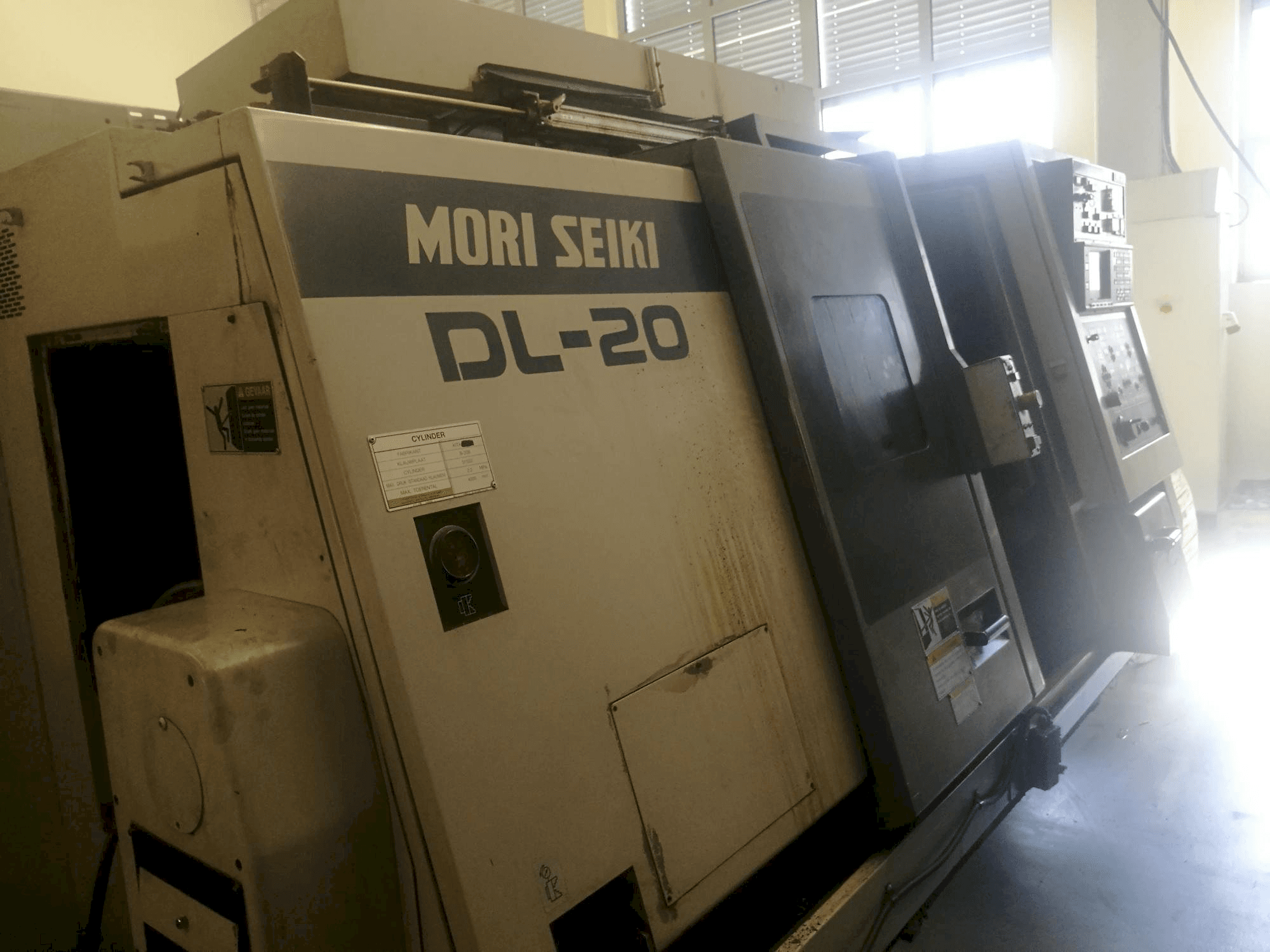 Vista laterale sinistra della macchina MORI SEIKI DL 20 MC