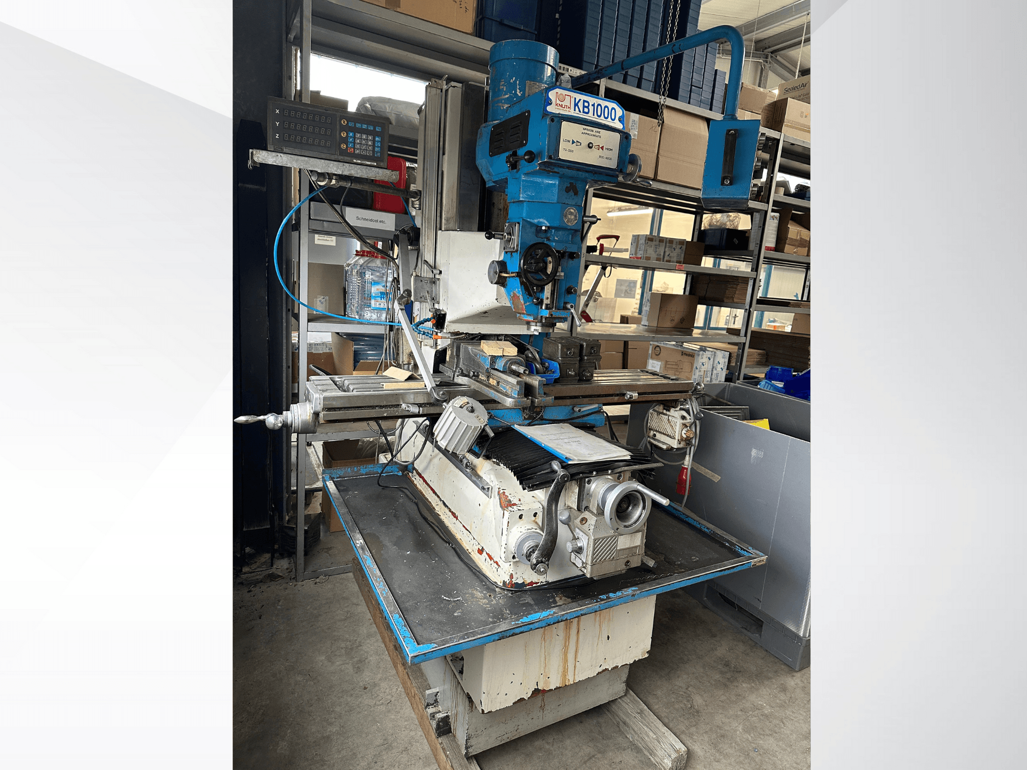 Fresatrice verticale KB1000 con display digitale, vista laterale della tavola, del mandrino e del portautensili.