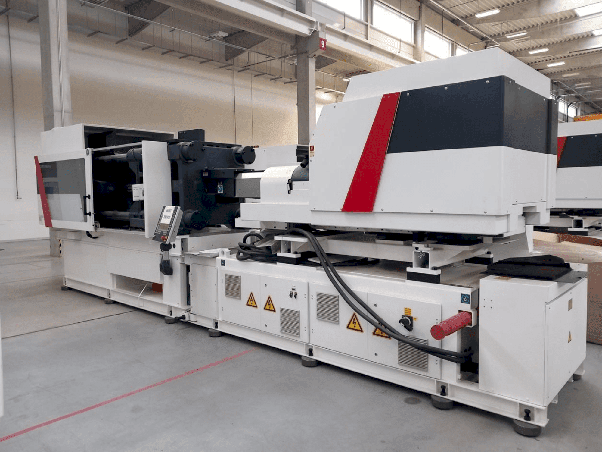 Vista frontale della macchina Milacron Elektron Evo 350