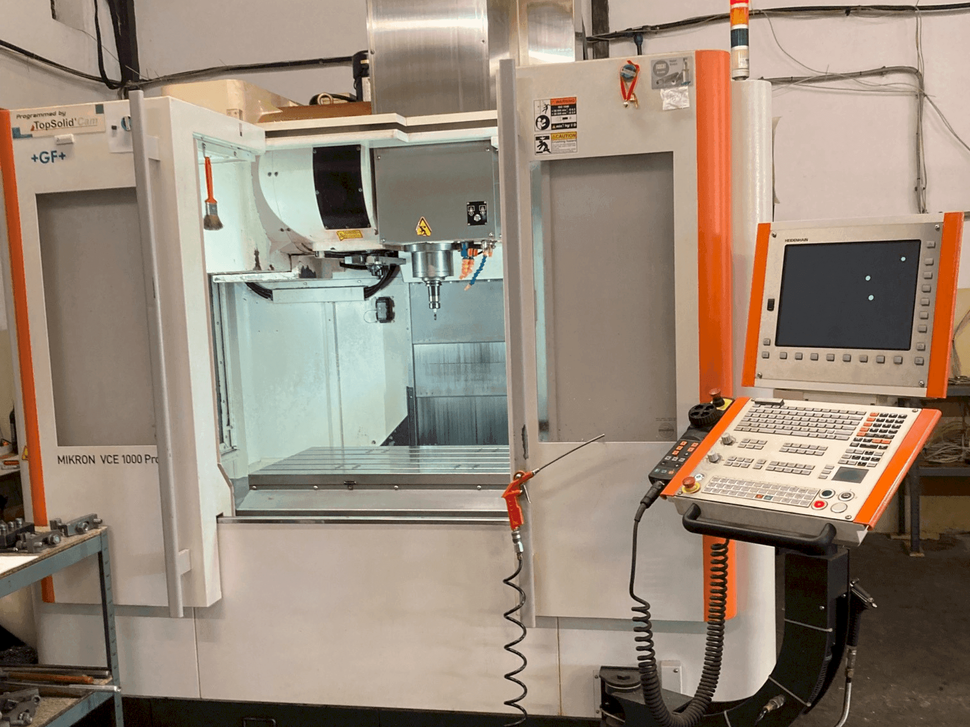 Vista frontale della macchina +GF+ Mikron VCE 1000 Pro