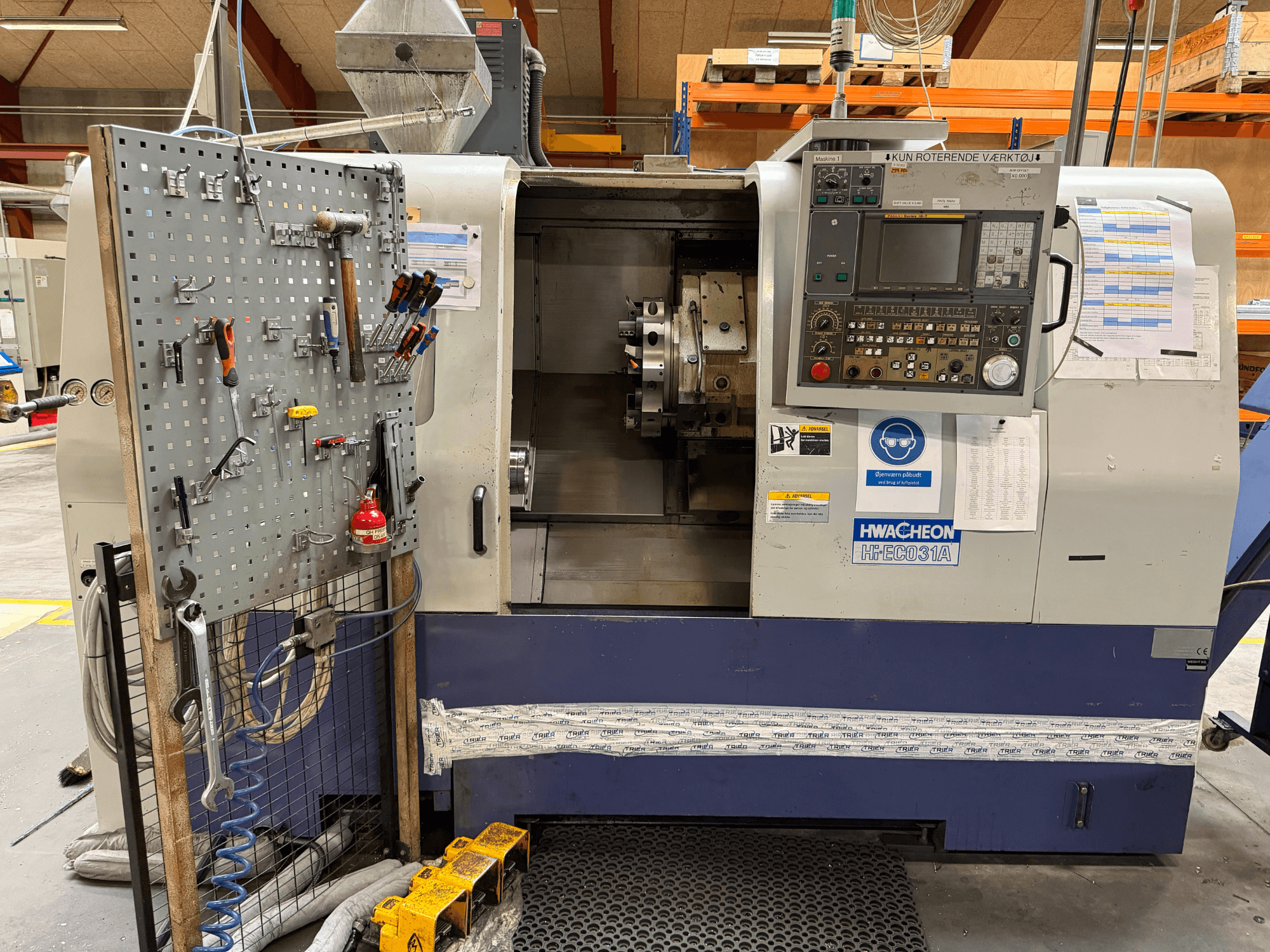 Tornio orizzontale HWACHEON HiEco-31A con pannello di controllo, utensili sul lato e ottima visibilità dell'interno della macchina.