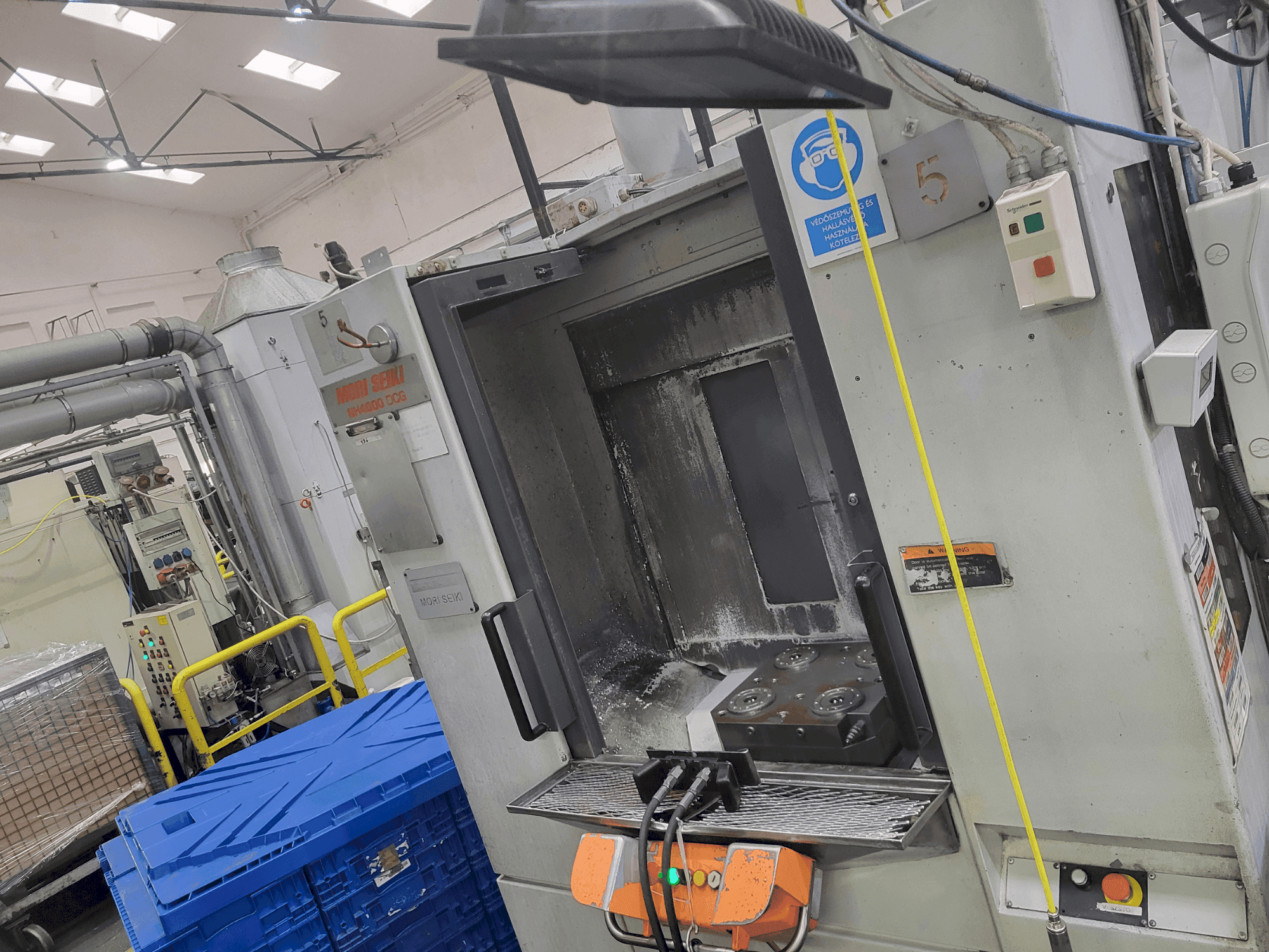 Vista frontale della macchina MORI SEIKI NH 4000