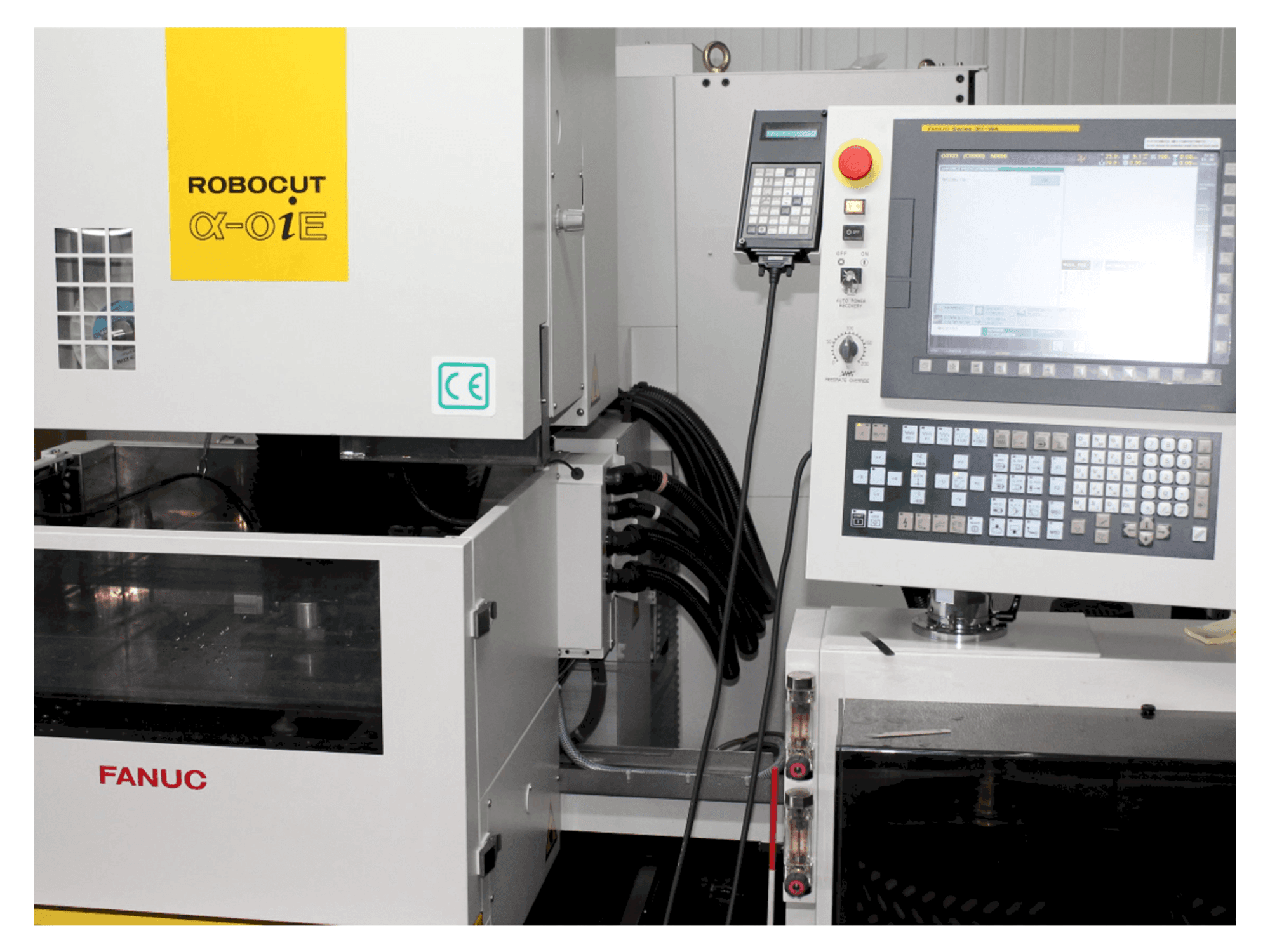 Vista frontale della macchina FANUC RoboCut Alfa OiE