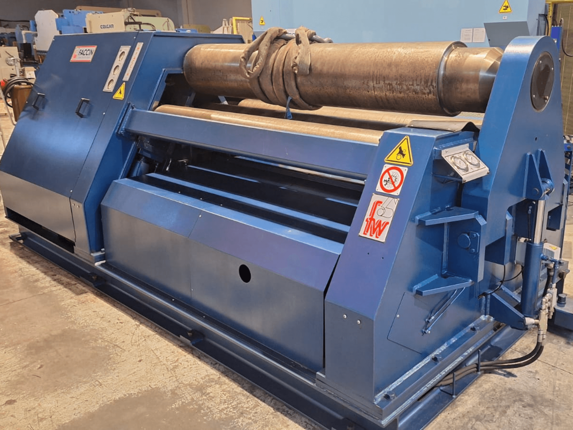 Piegatuba FACCIN 4HEL 2134 di colore blu, vista frontale, con pannello di controllo e cilindro in metallo laminato sulla parte superiore.