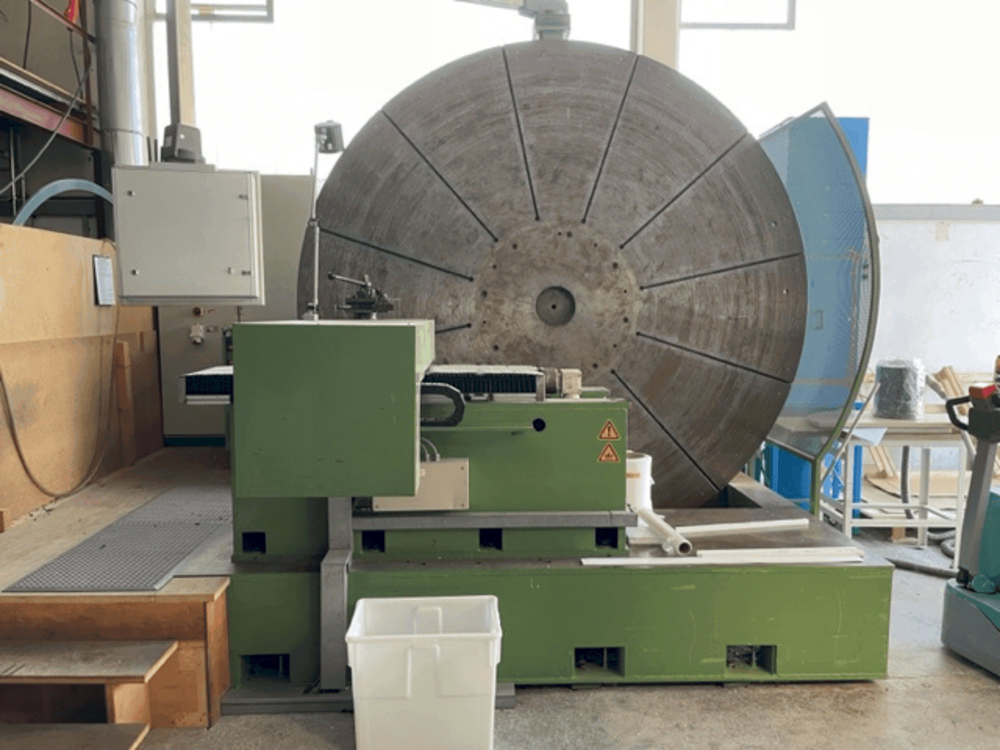 Vista frontale della macchina IRLE Facing Lathe