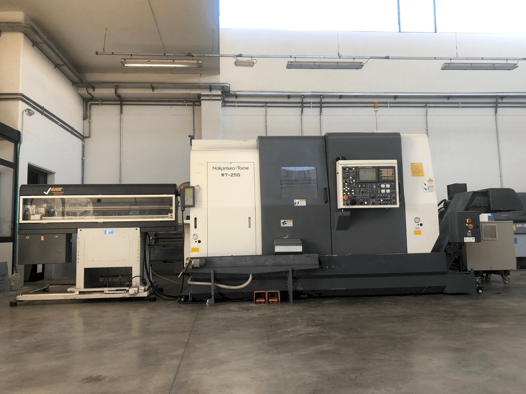 Vista frontale della macchina NAKAMURA-TOME WT-250 MMY