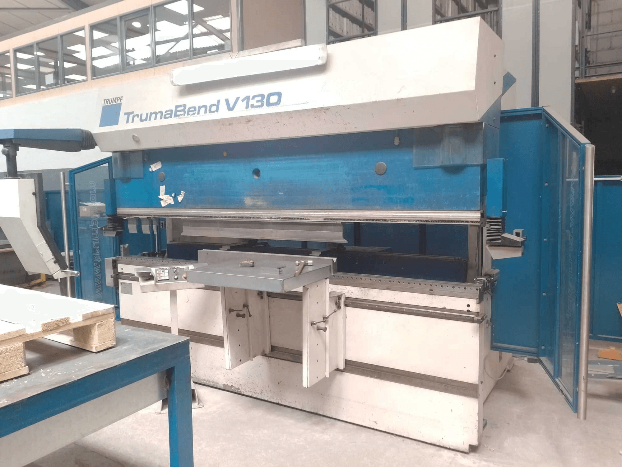 Vista frontale della macchina Trumpf Trumabend V130