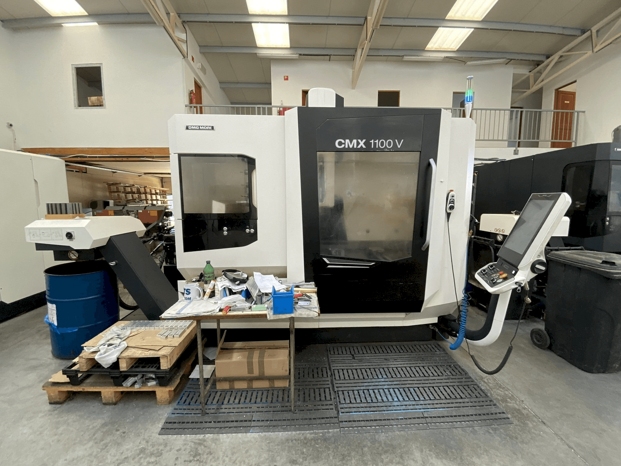 Vista frontale della macchina DMG MORI CMX 1100