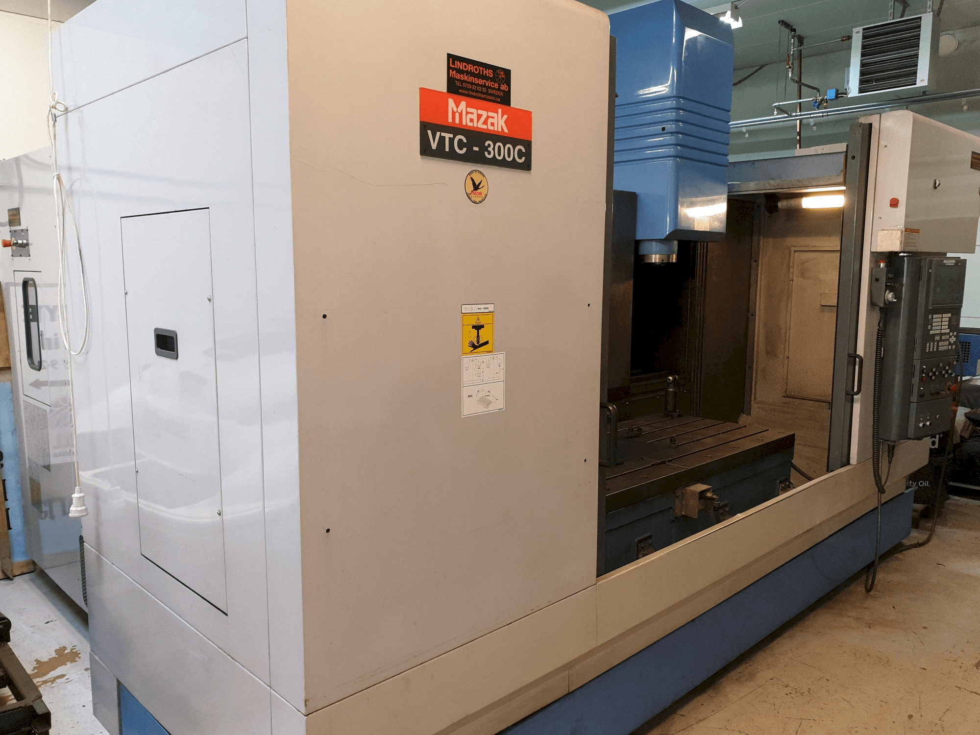 Vista laterale sinistra della macchina Mazak VTC-300C