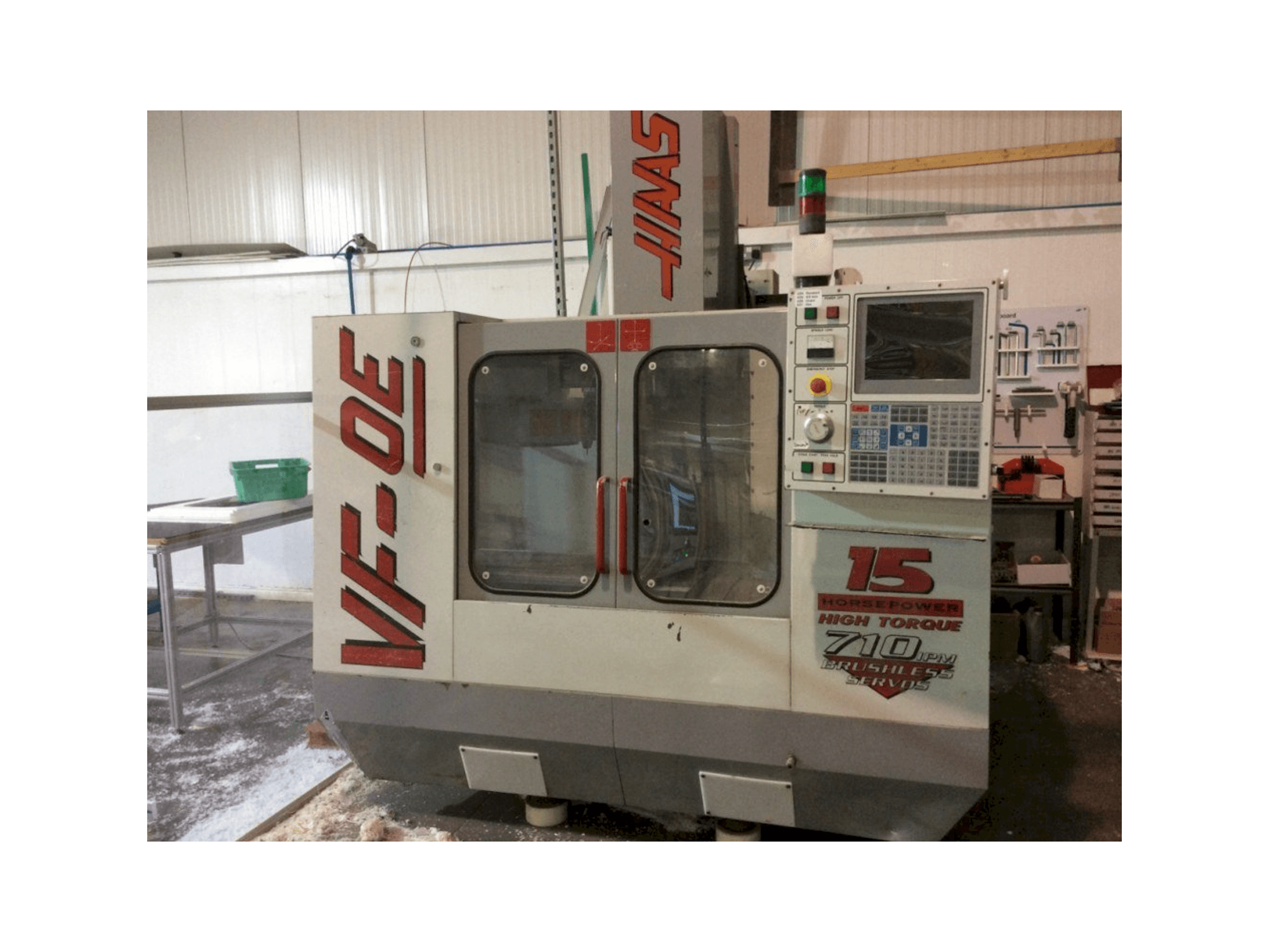 Vista frontale della macchina HAAS VF-OE