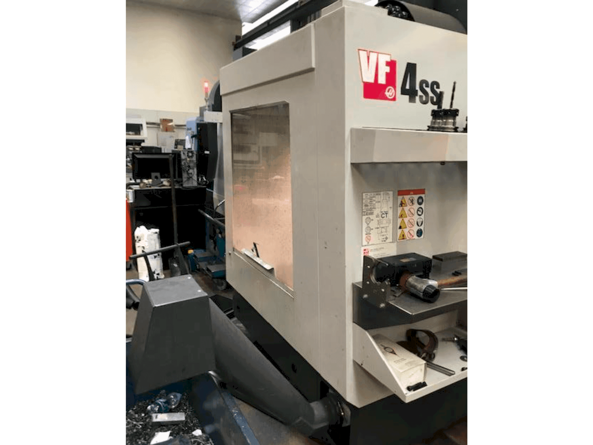 Vista laterale sinistra della macchina HAAS VF 4 SS