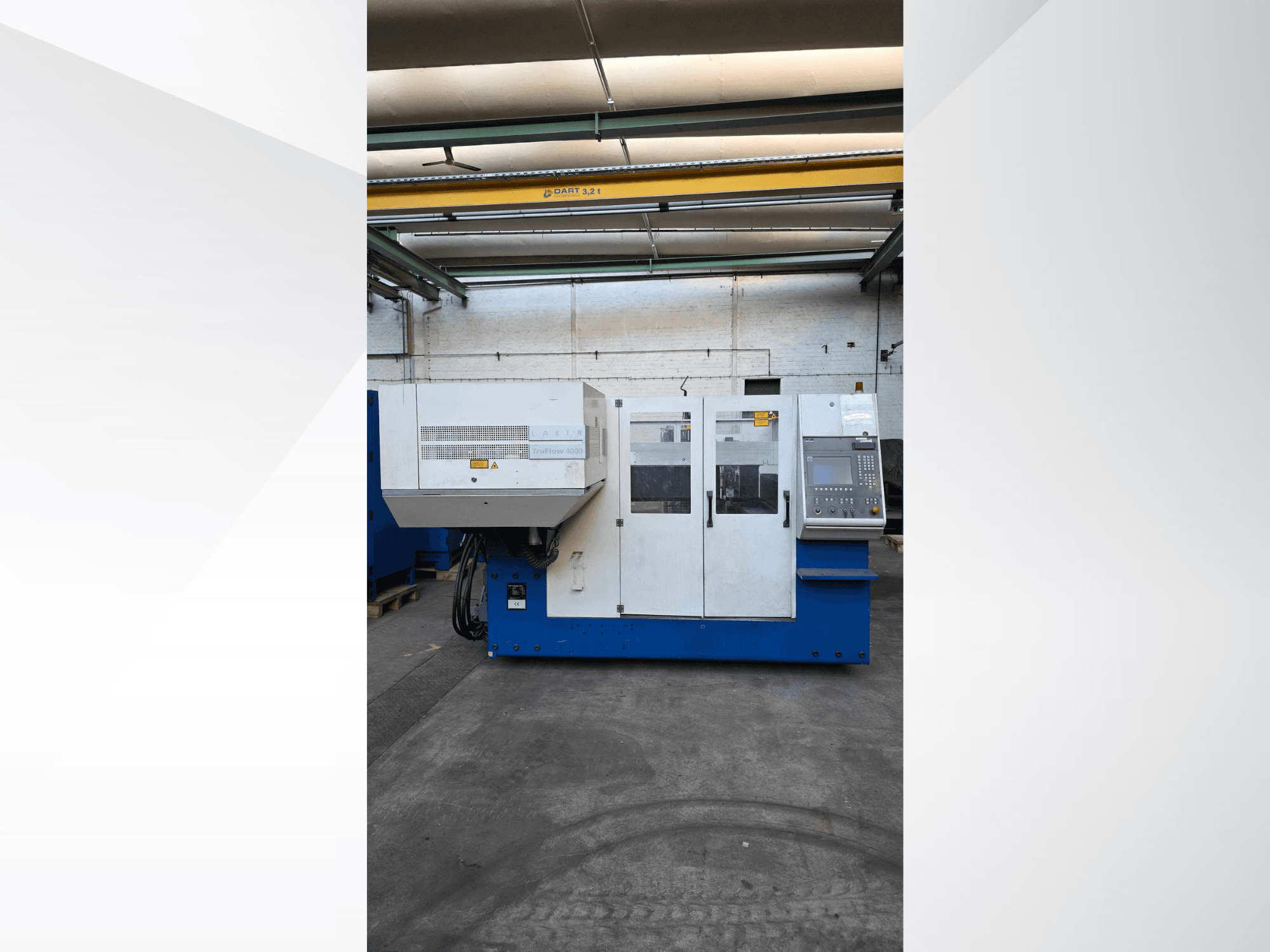 Macchina da taglio laser CO2 TRUMPF TruLaser 3030, vista frontale, con pannello di controllo e avvisi di sicurezza all'esterno.