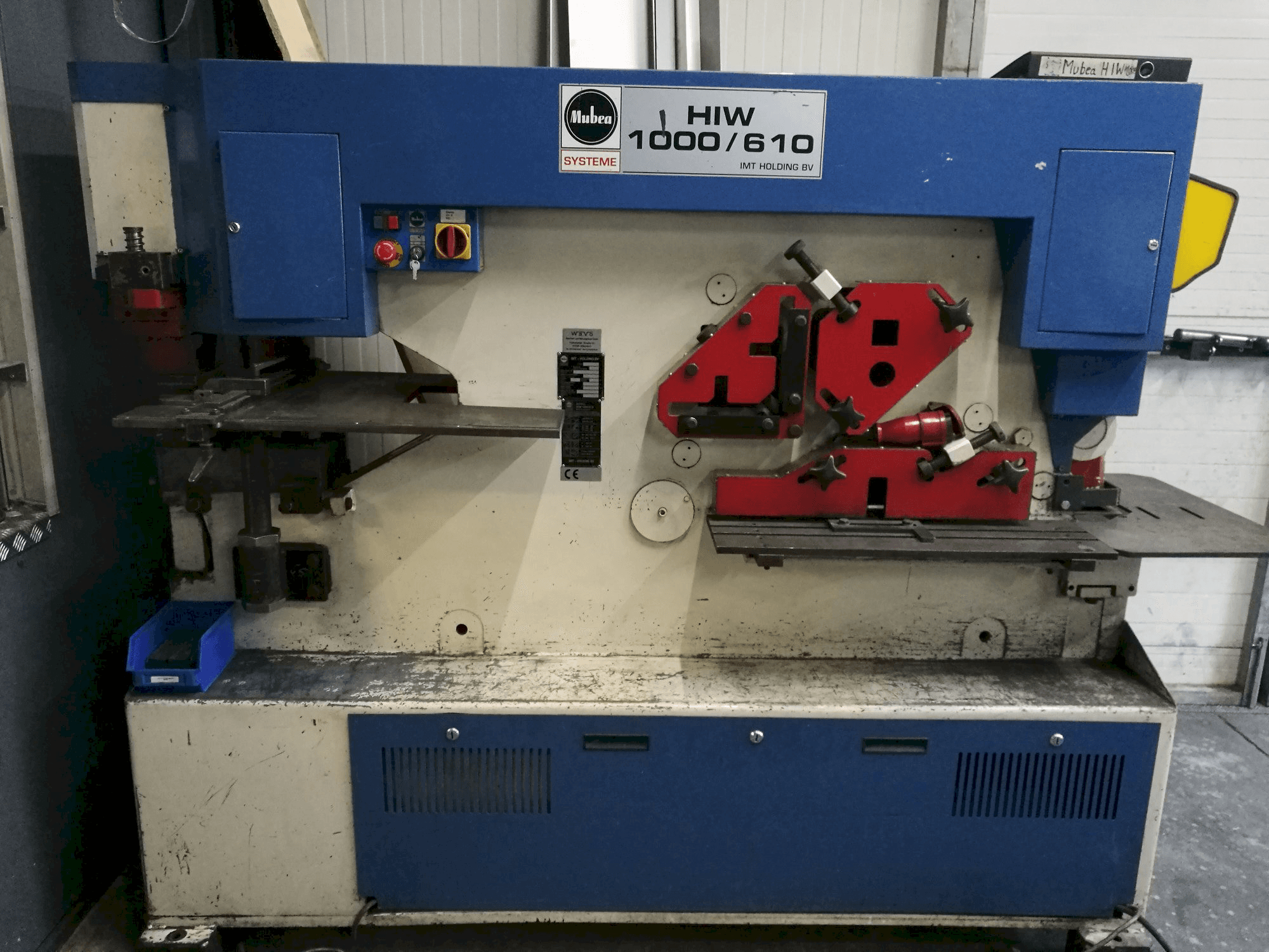 Vista frontale della macchina Mubea HIW 1000/610