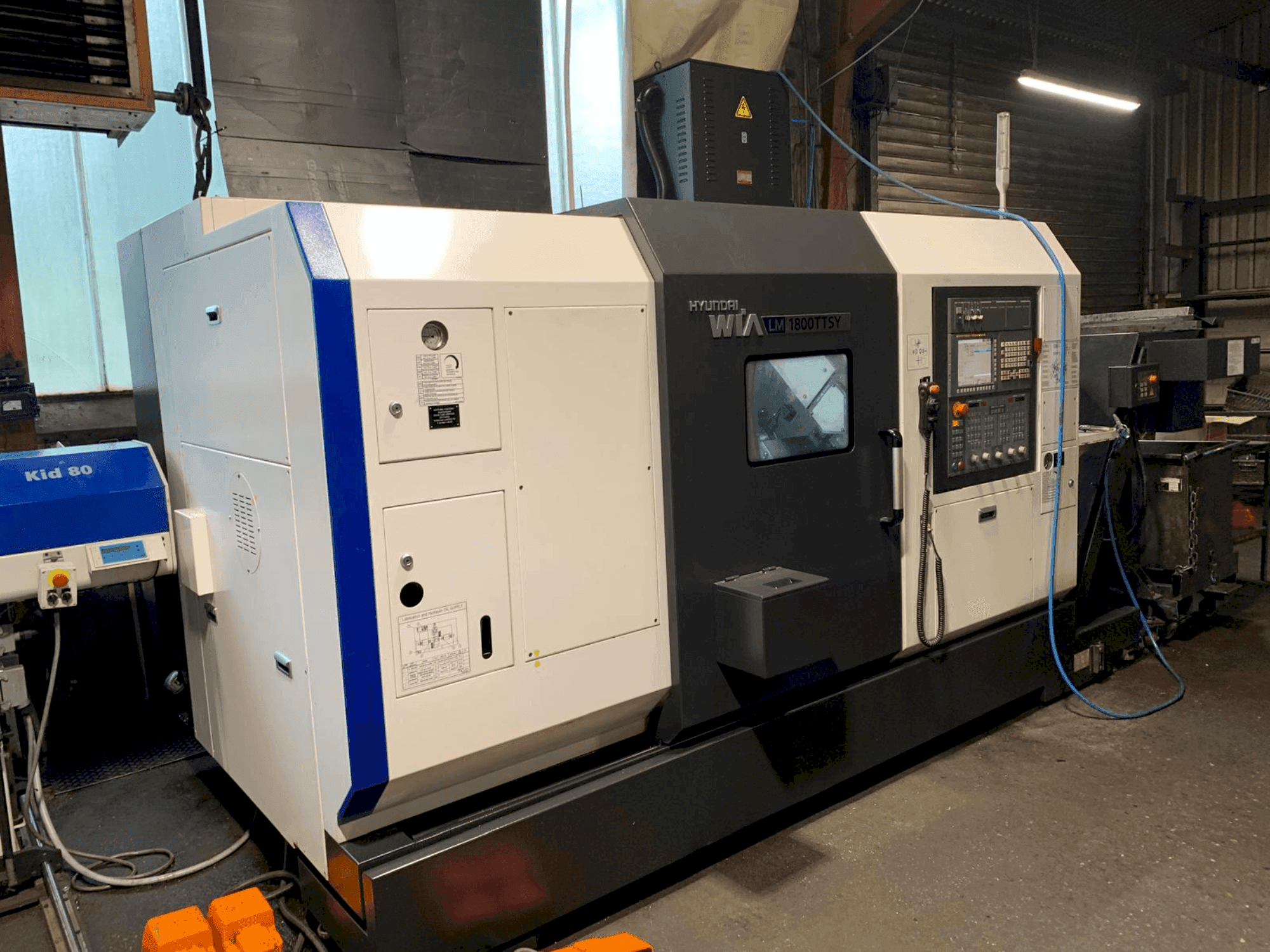 Vista frontale della macchina Hyundai Wia LM 1800TTSY