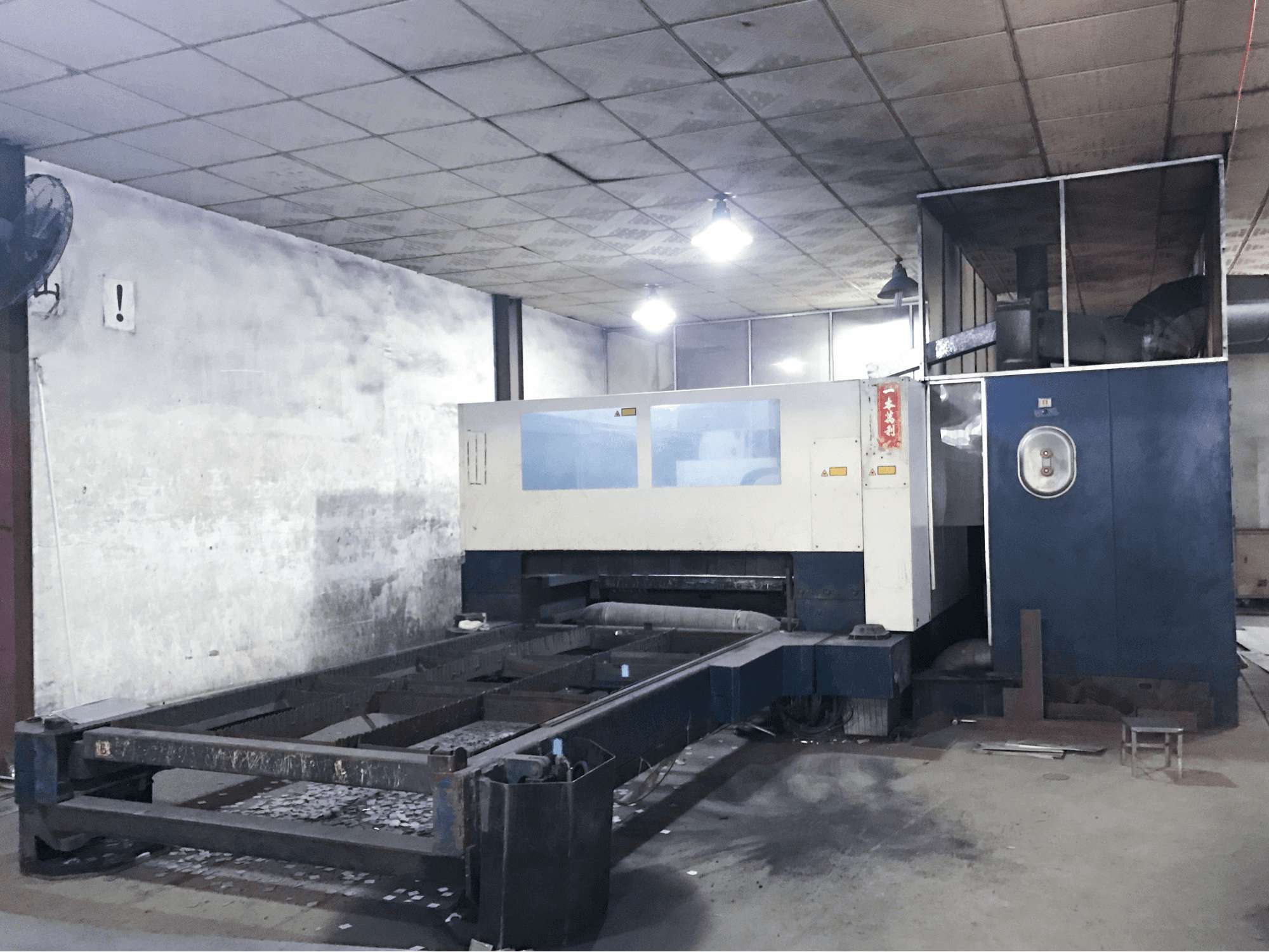 Vista lato destro della macchina Trumpf TruLaser 3030
