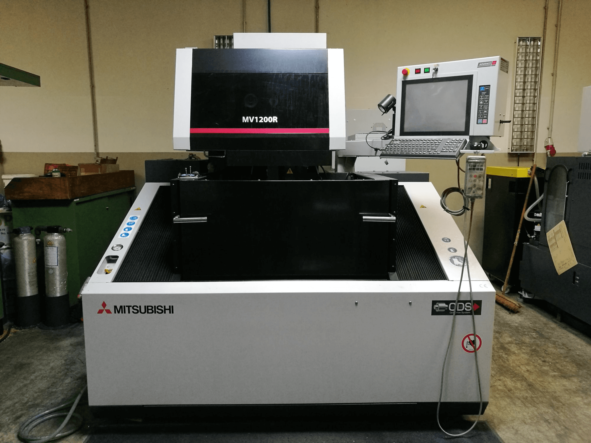 Vista frontale della macchina Mitsubishi Electric MV1200R