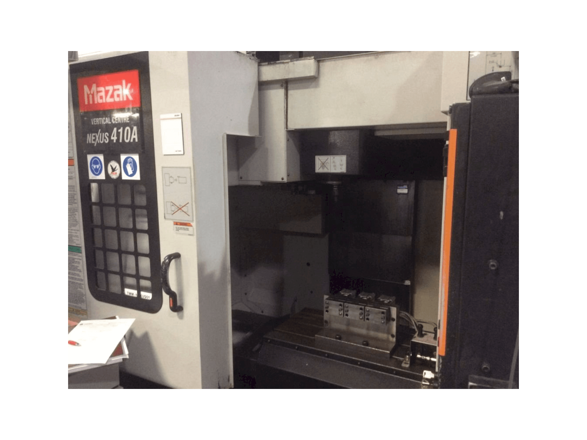 Vista frontale della macchina Mazak Nexus VCN 410A
