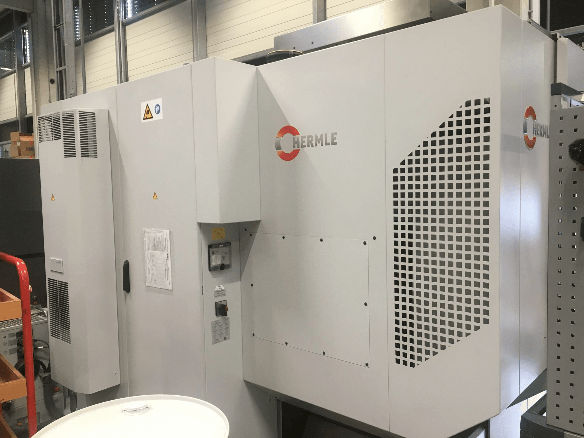 Vista frontale della macchina HERMLE C400 U