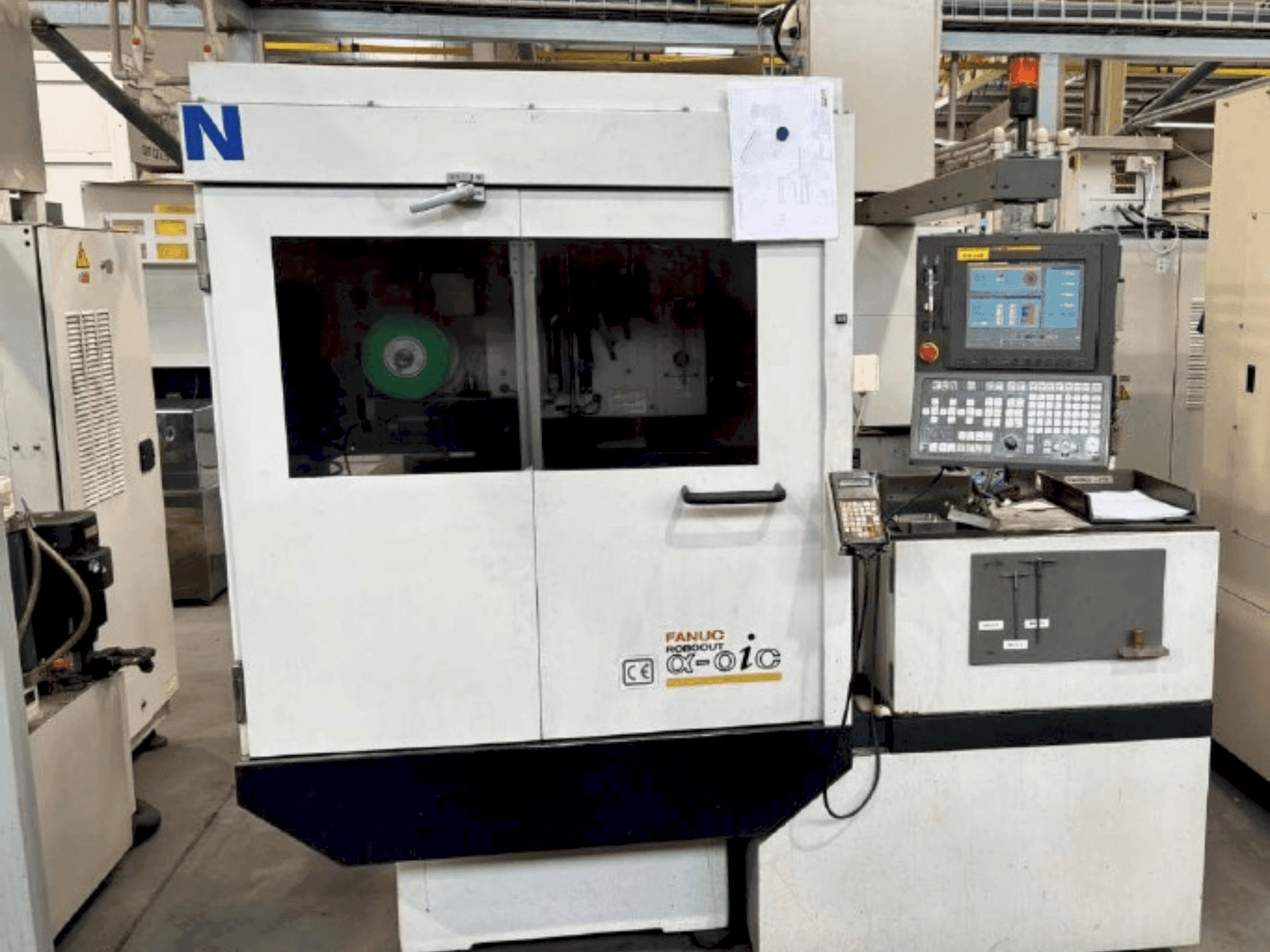 Vista frontale della macchina FANUC Robocut alpha-0iC