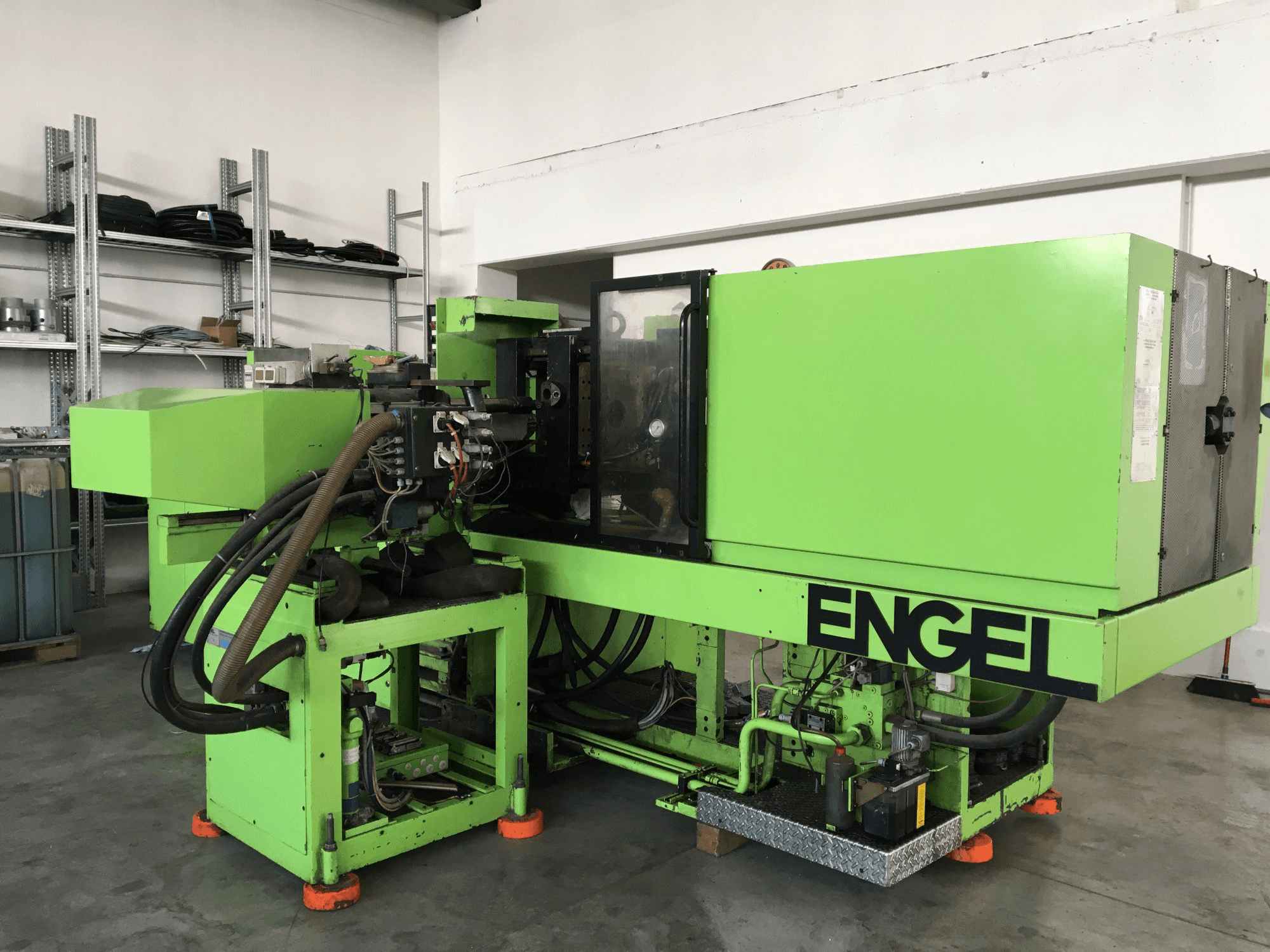 Vista lato destro della macchina ENGEL ES 600H/330L/125H-2F