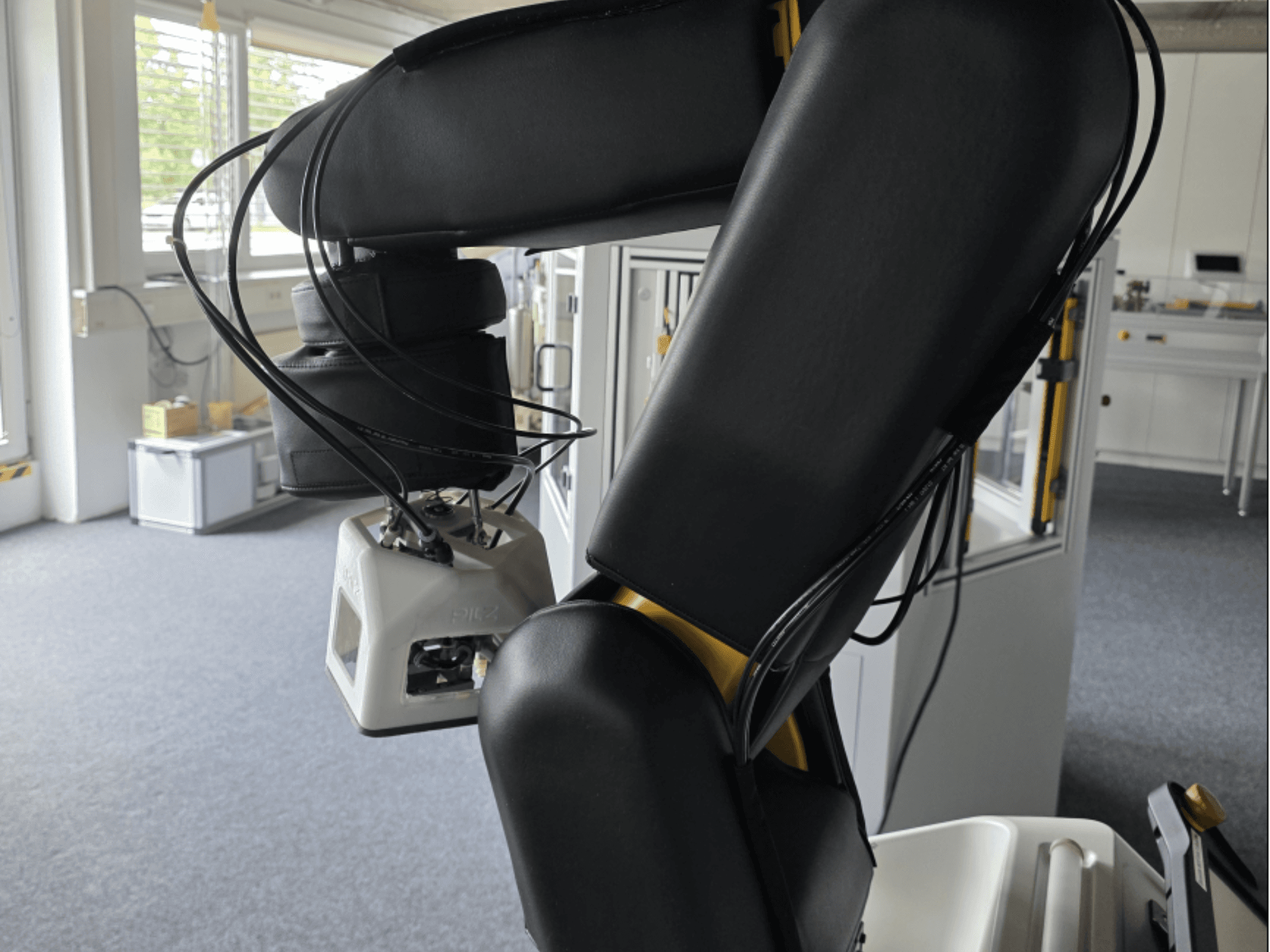 Vista laterale del robot collaborativo FANUC LR Mate 200iD/7L, che mostra il braccio e i sensori, con i cavi visibili in un ambiente di officina.