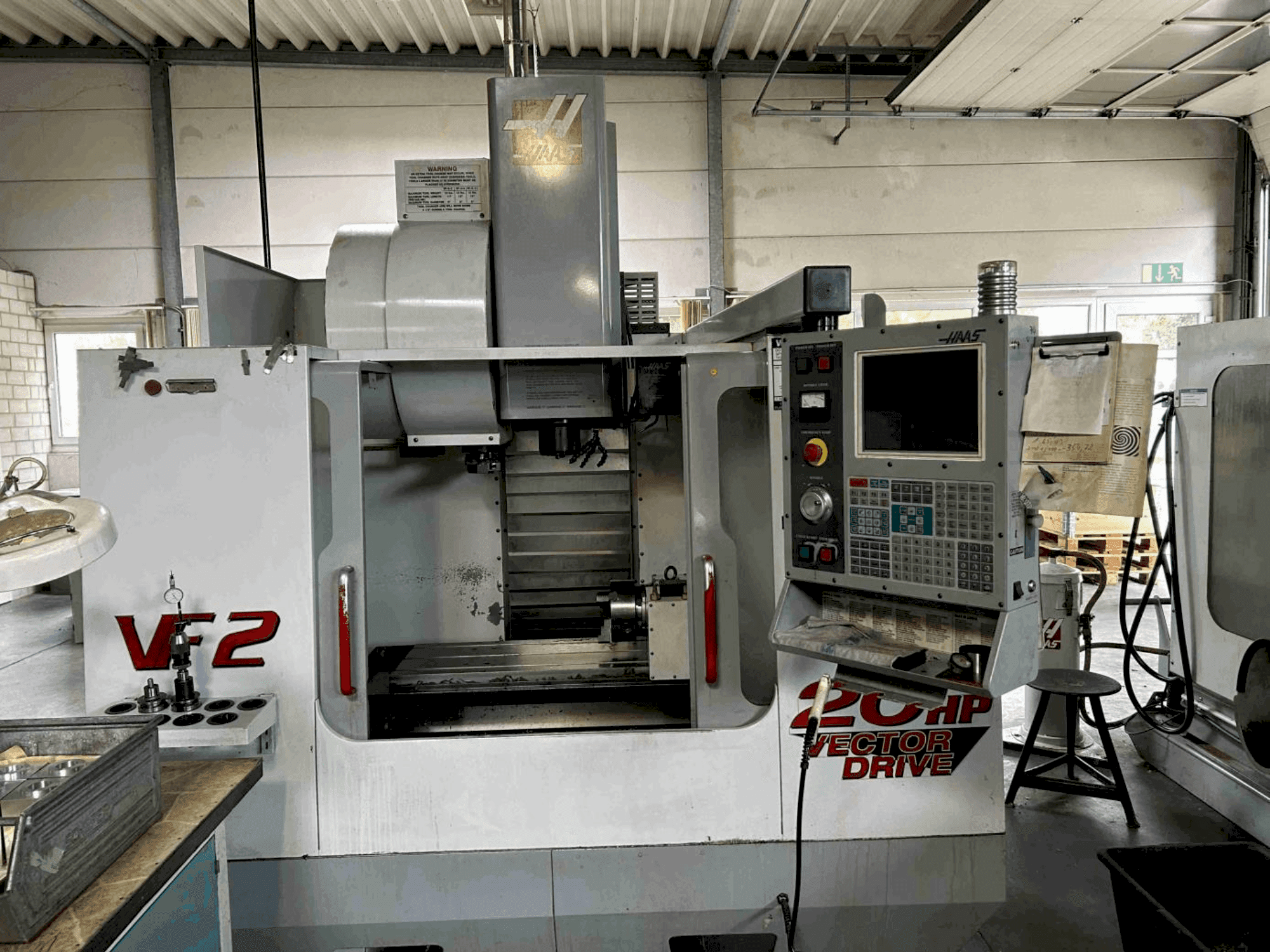 Vista frontale della macchina HAAS VF2 HE