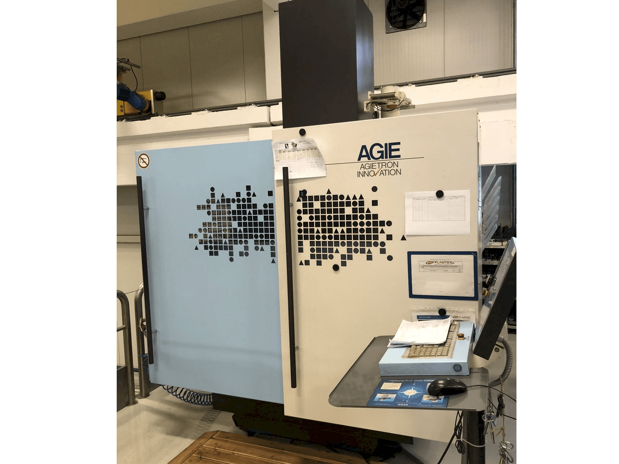 Vista frontale della macchina AGIE Innovation 3