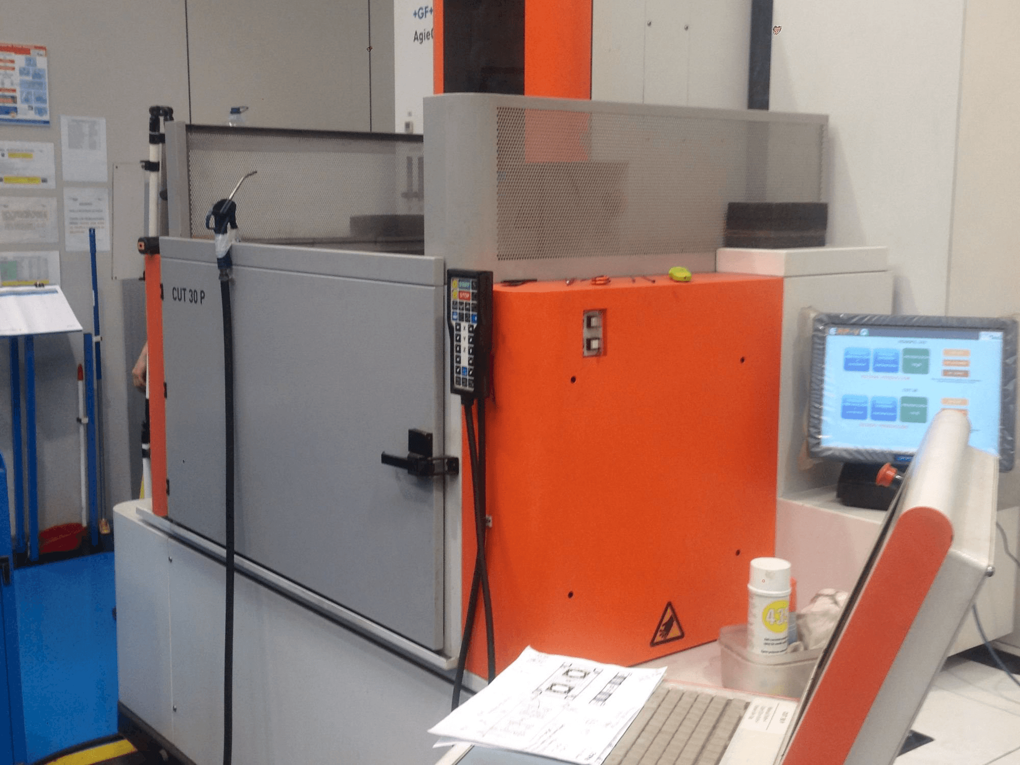 Vista frontale della macchina CHARMILLES CUT 30P