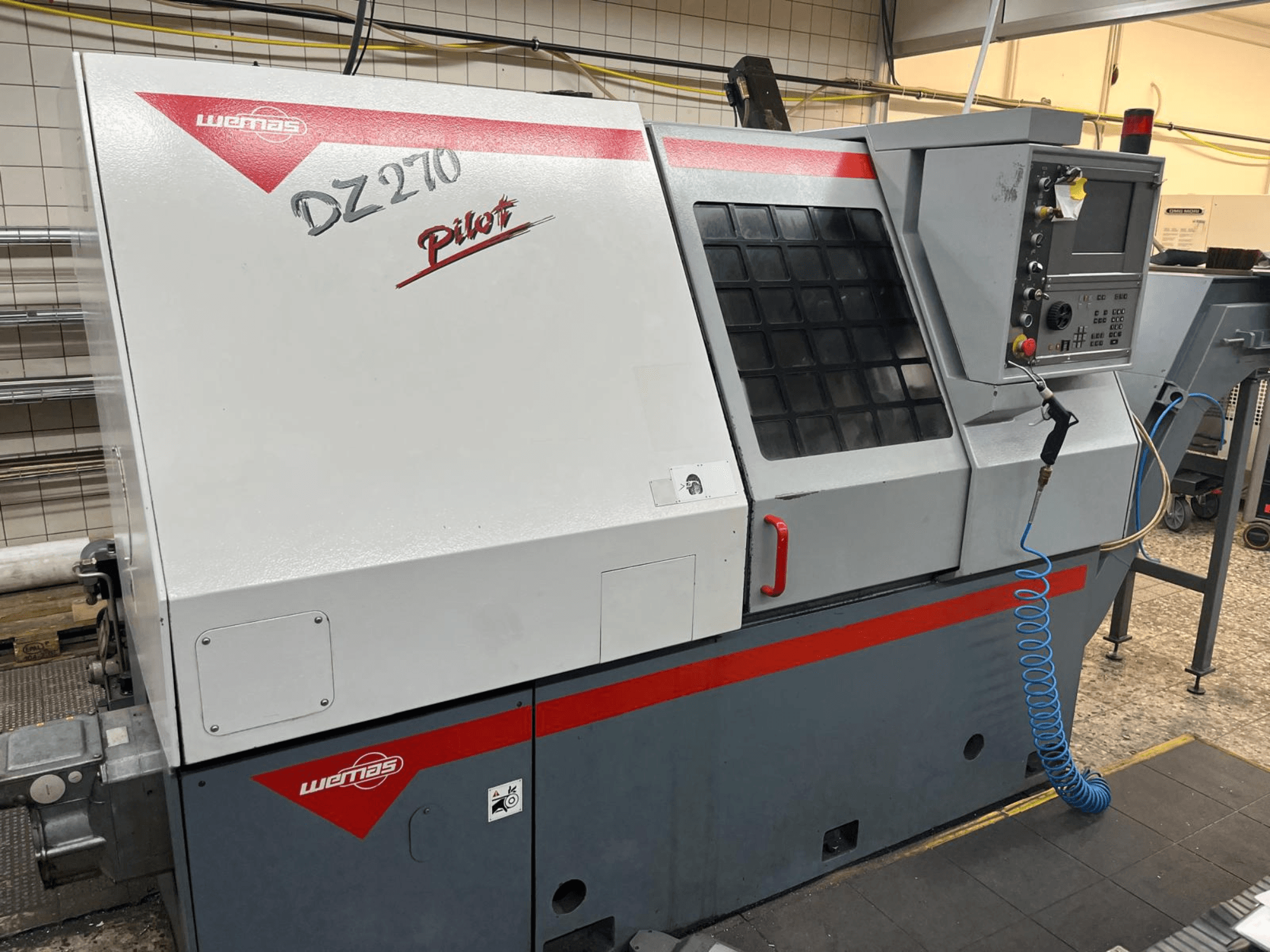 Tornio orizzontale WEMAS DZ 270 visto frontalmente, con pannello di controllo, ventilazione e dispositivi di sicurezza.