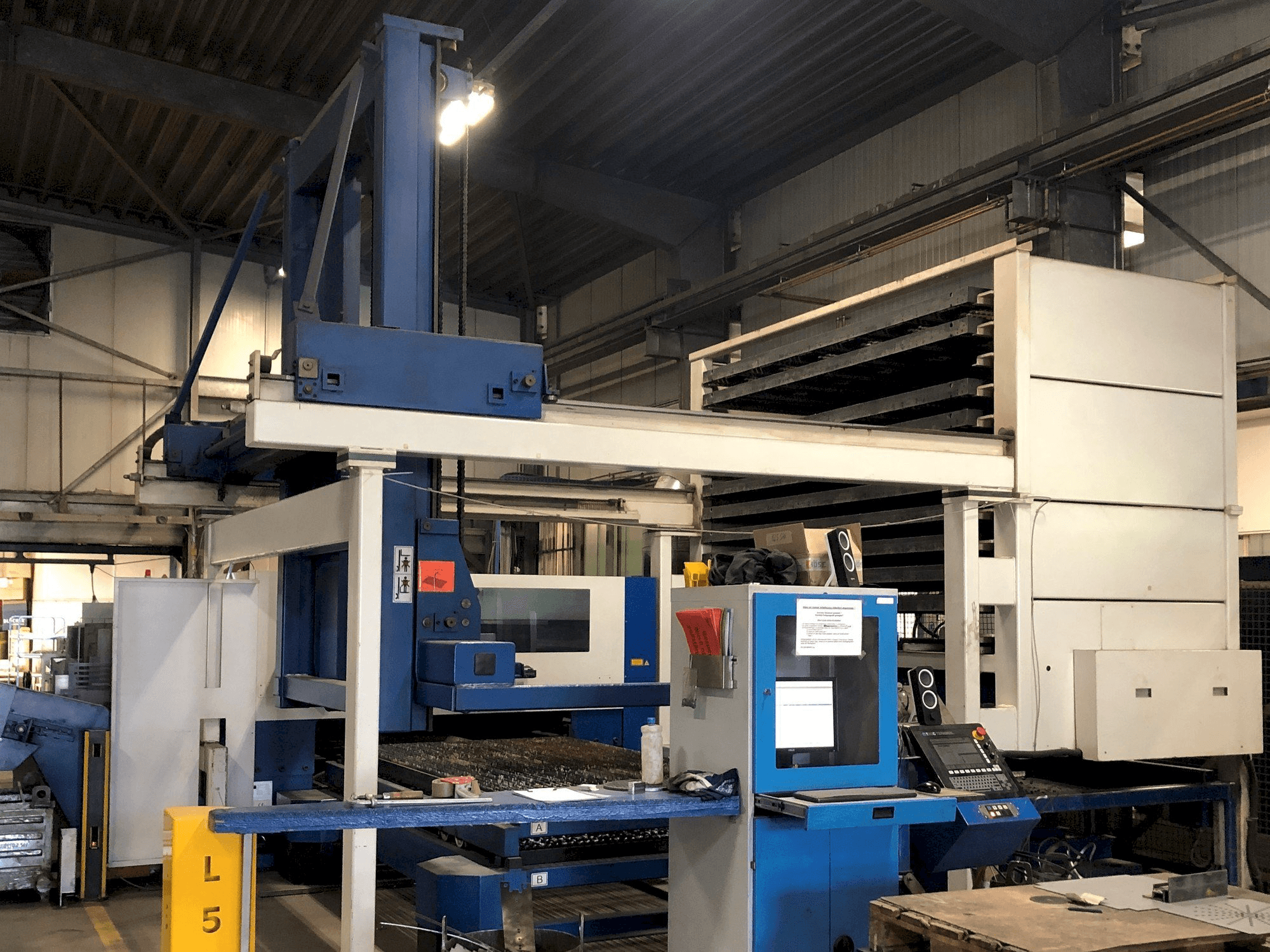 Vista frontale della macchina Trumpf Trumatic L3050
