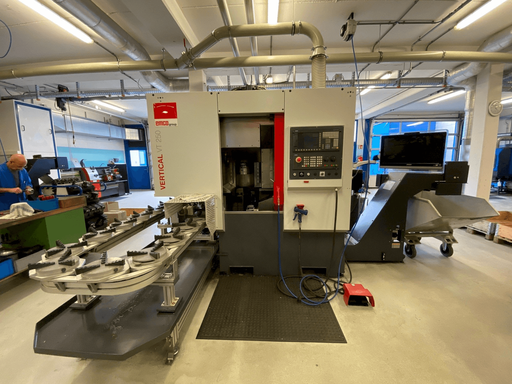 Vista frontale della macchina EMCO VT250