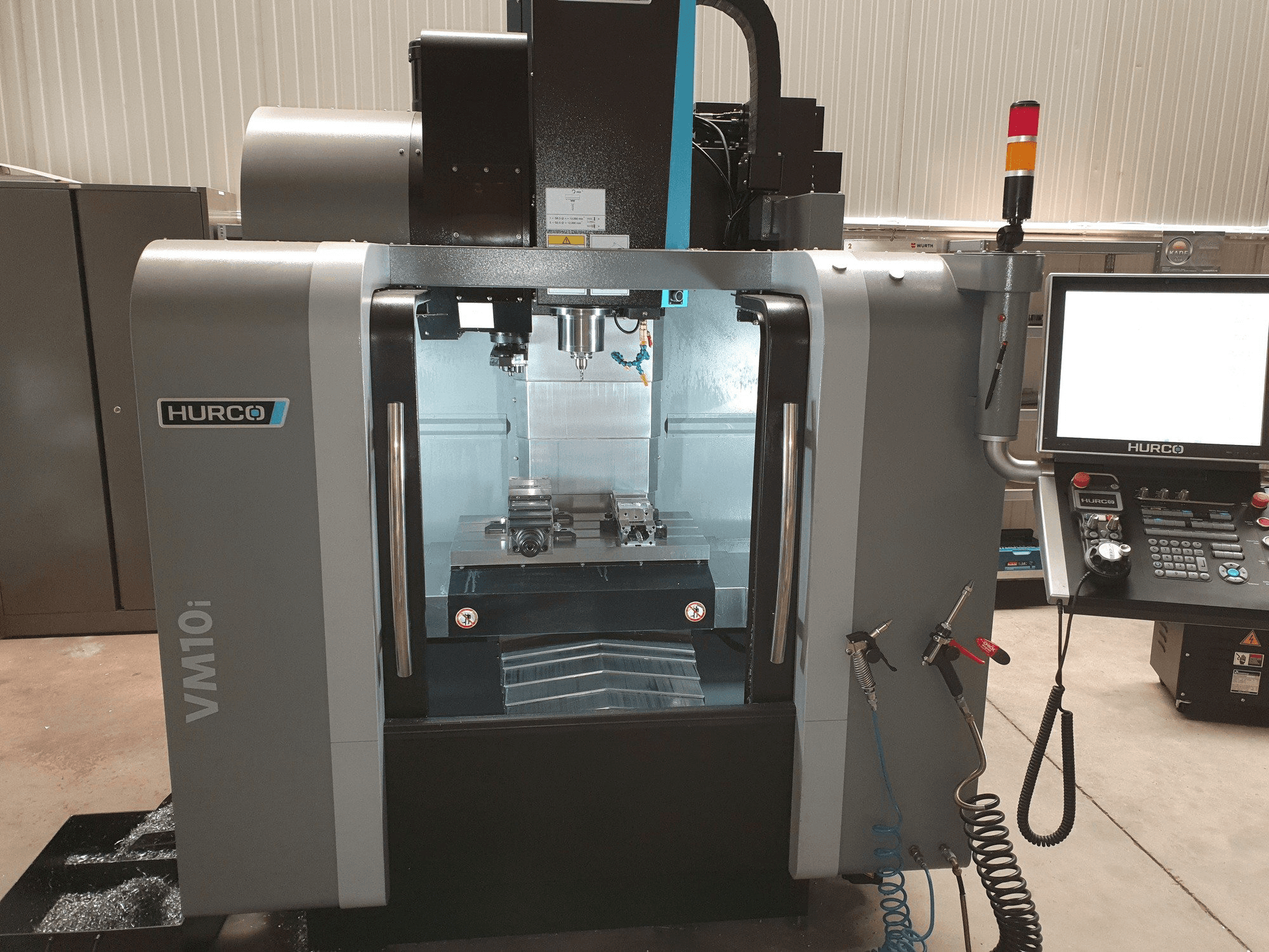 Vista frontale della macchina Hurco VM10i