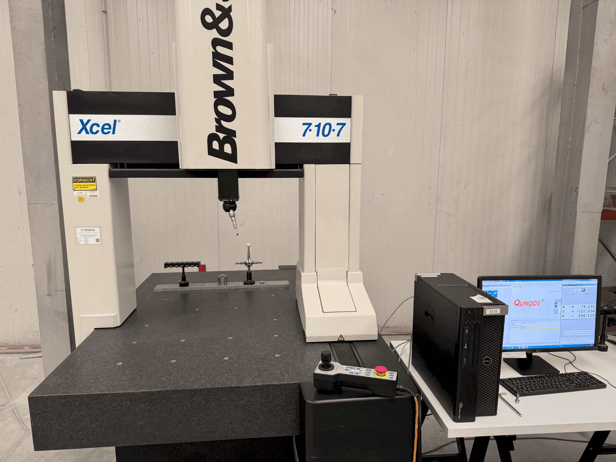 Vista frontale della macchina BROWN & SHARPE XCEL 7107