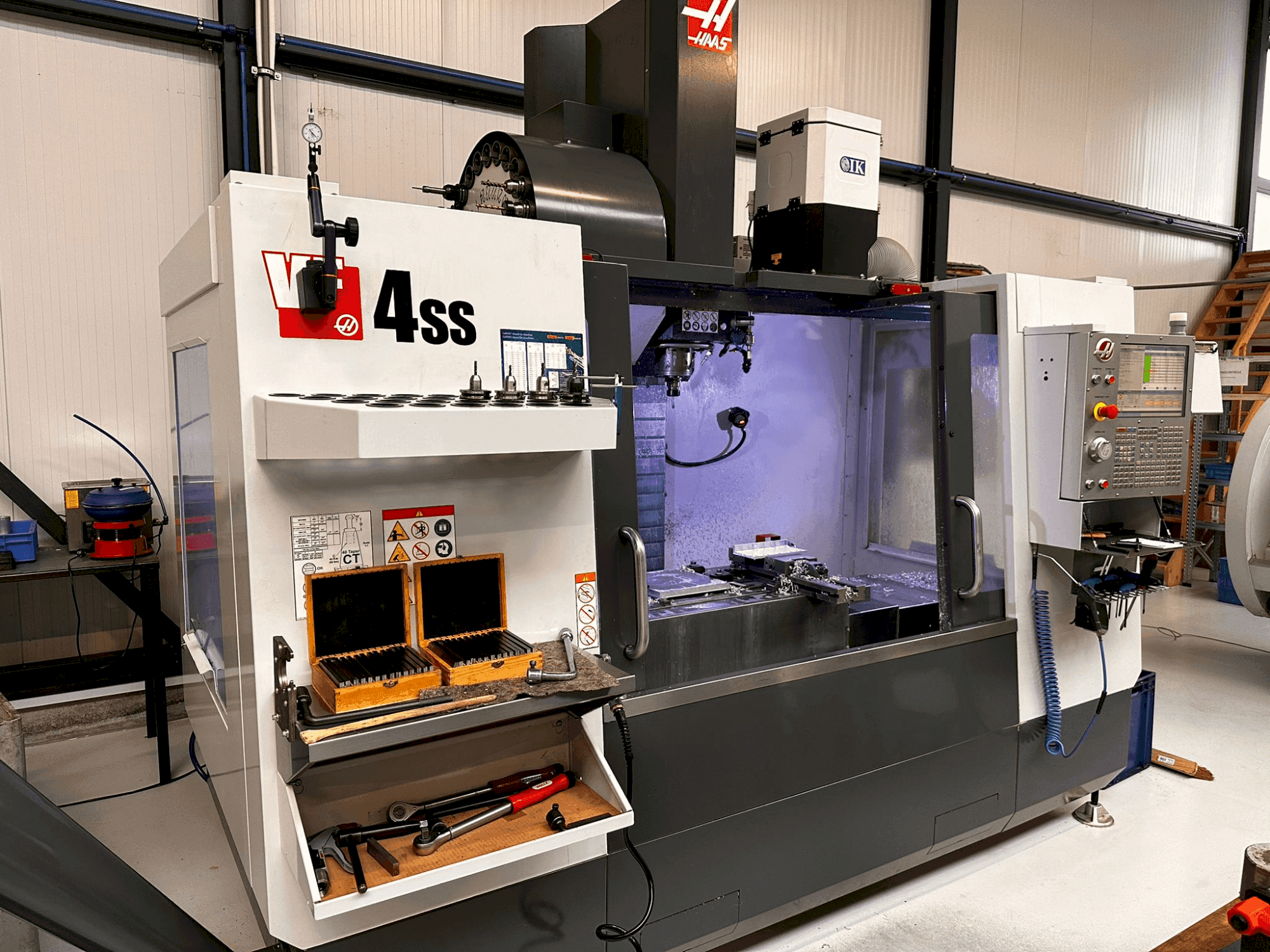 Vista frontale della macchina HAAS VF-4SS