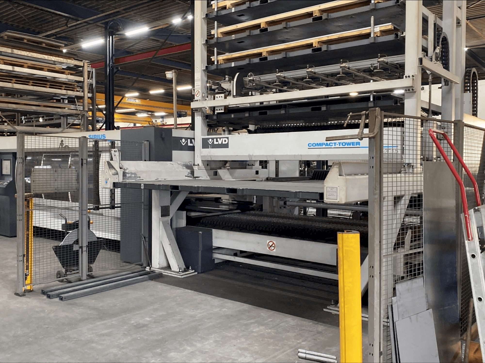 Vista frontale della macchina LVD SIRIUS 3015 PLUS + Compact Tower 6 positions