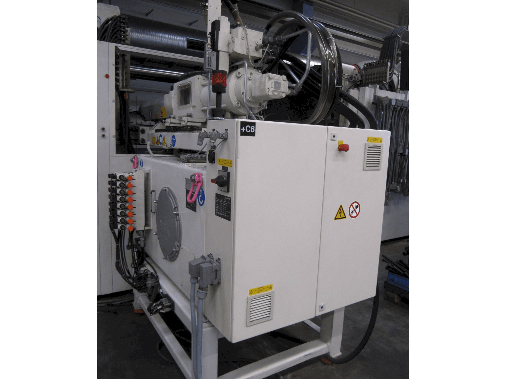 Vista frontale della macchina Krauss Maffei 750 BO L