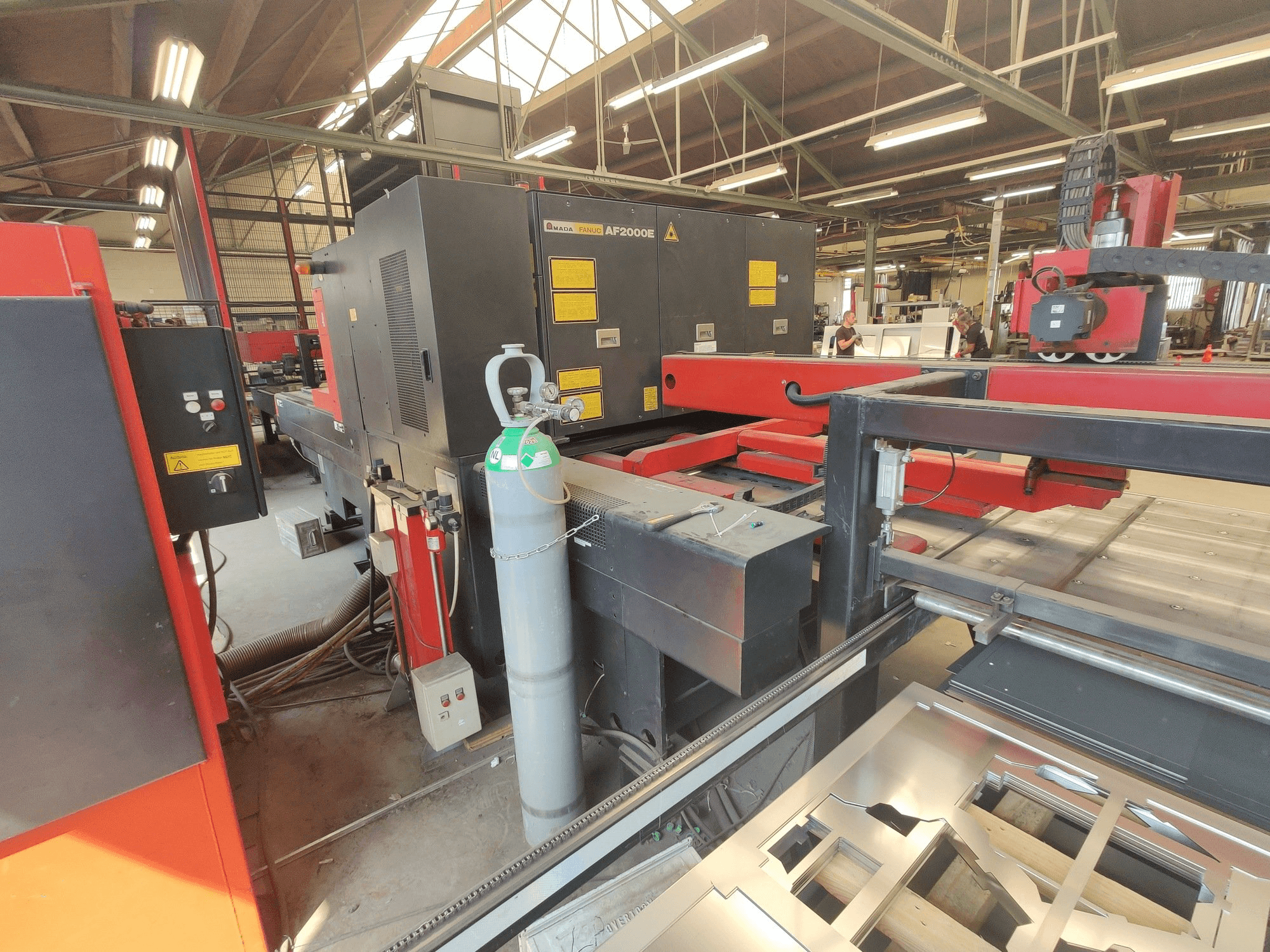 Vista frontale della macchina AMADA LC 2415 A3