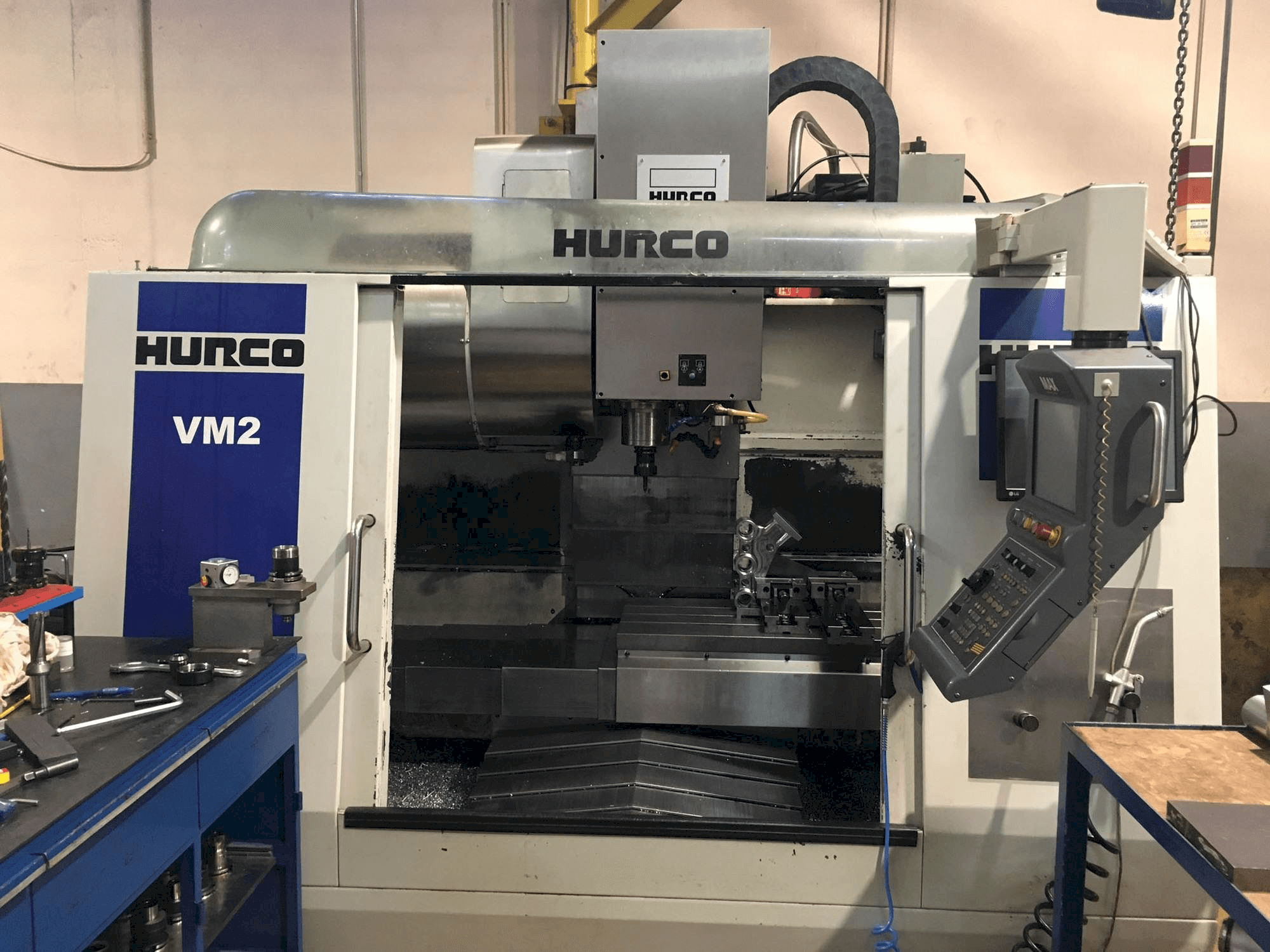 Vista frontale della macchina Hurco VM2