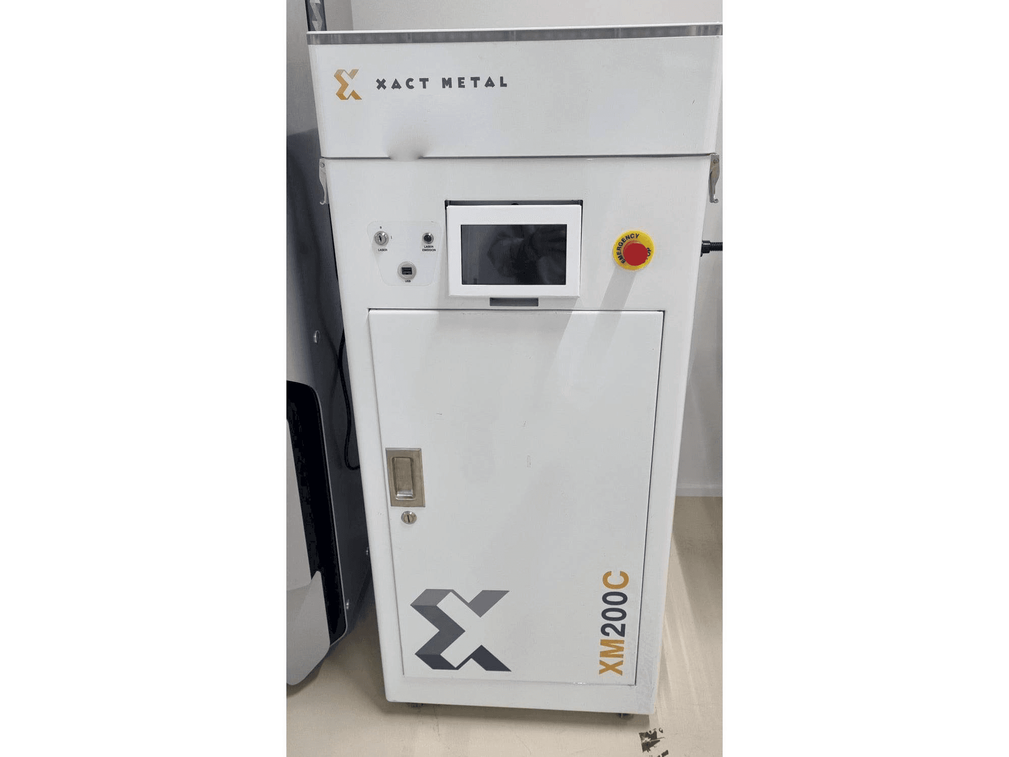 Vista frontale della macchina XACT METAL XM200C-E