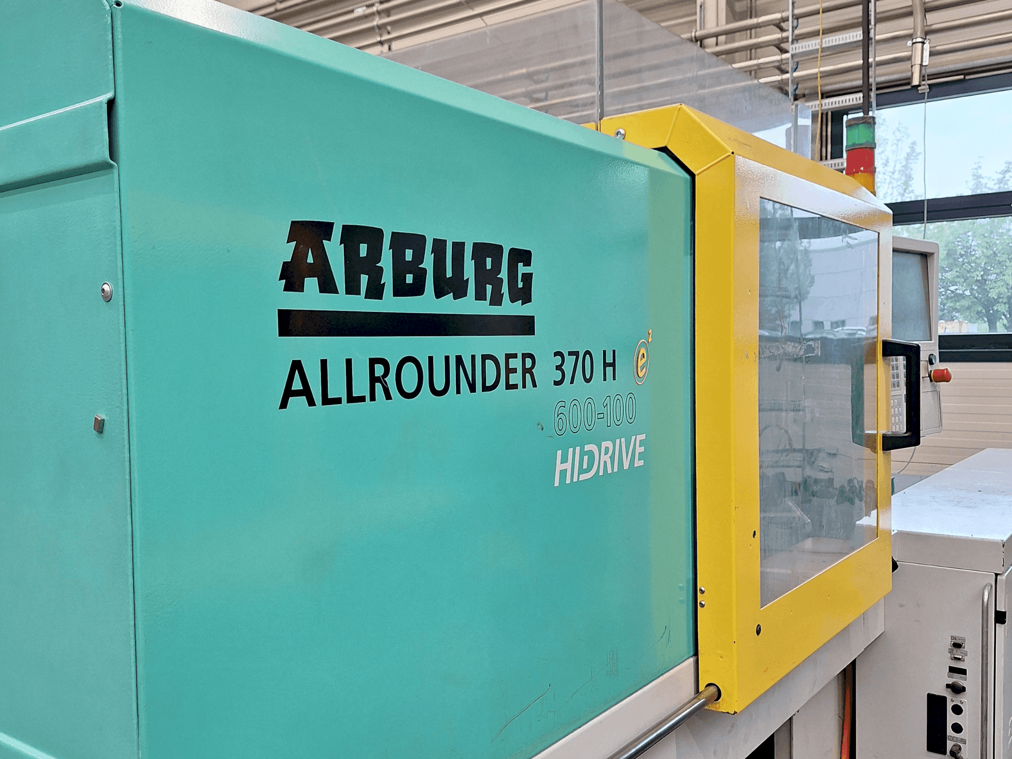 Vista frontale della macchina Arburg Allrounder 370 H 600-100