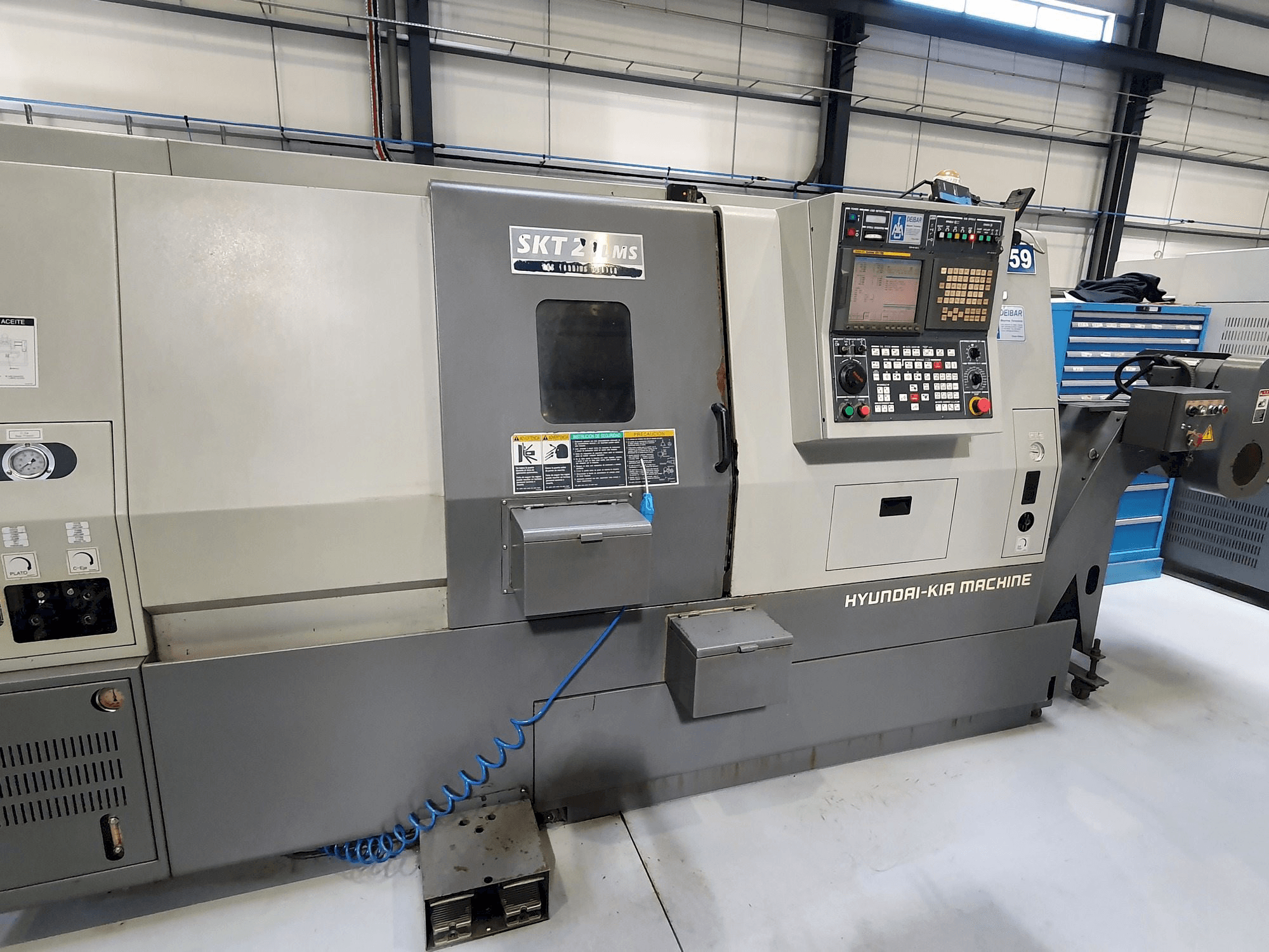 Vista frontale della macchina Hyundai SKT21LMS