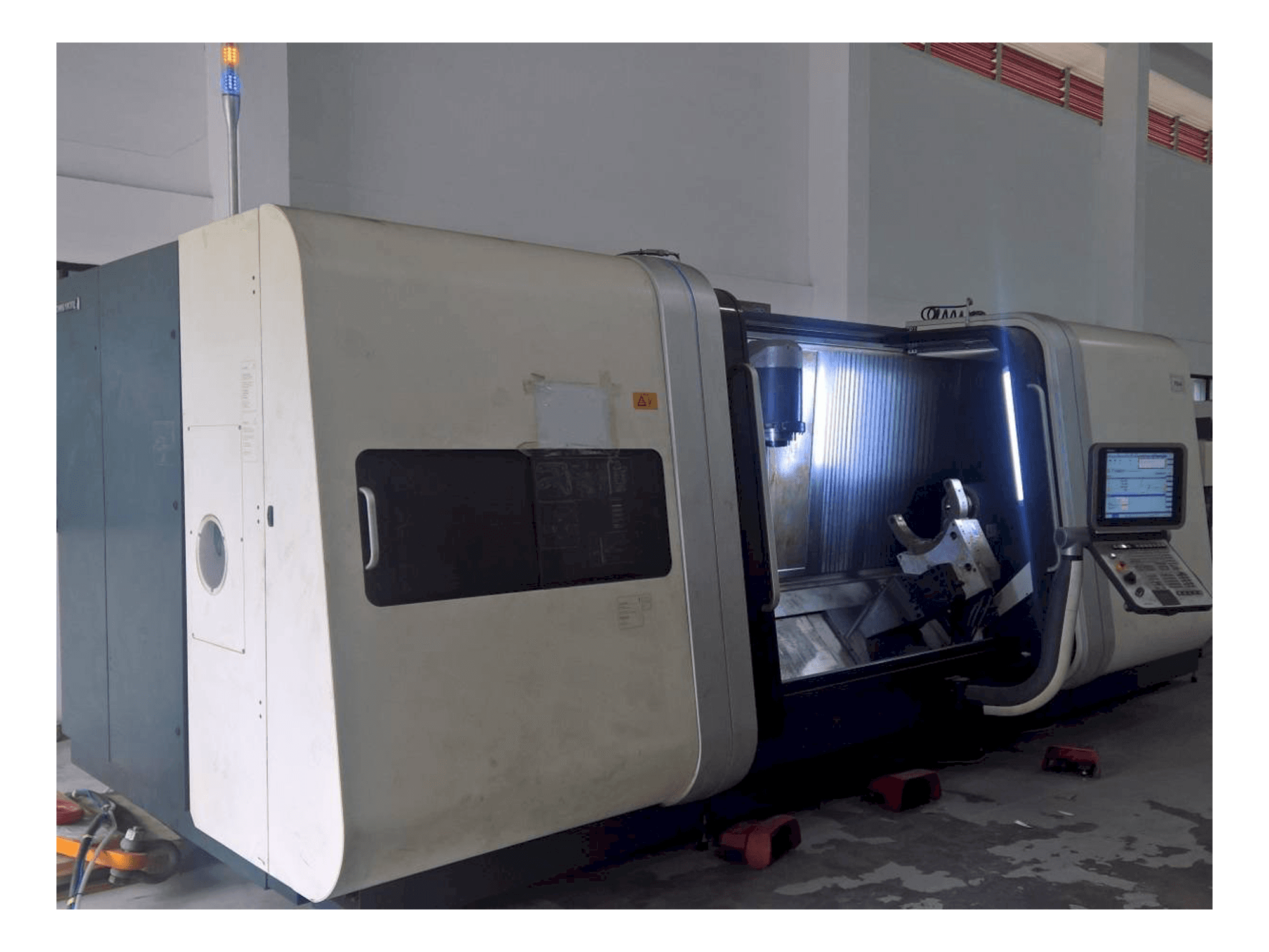 Vista frontale della macchina DMG MORI CTX Beta 2000 TC