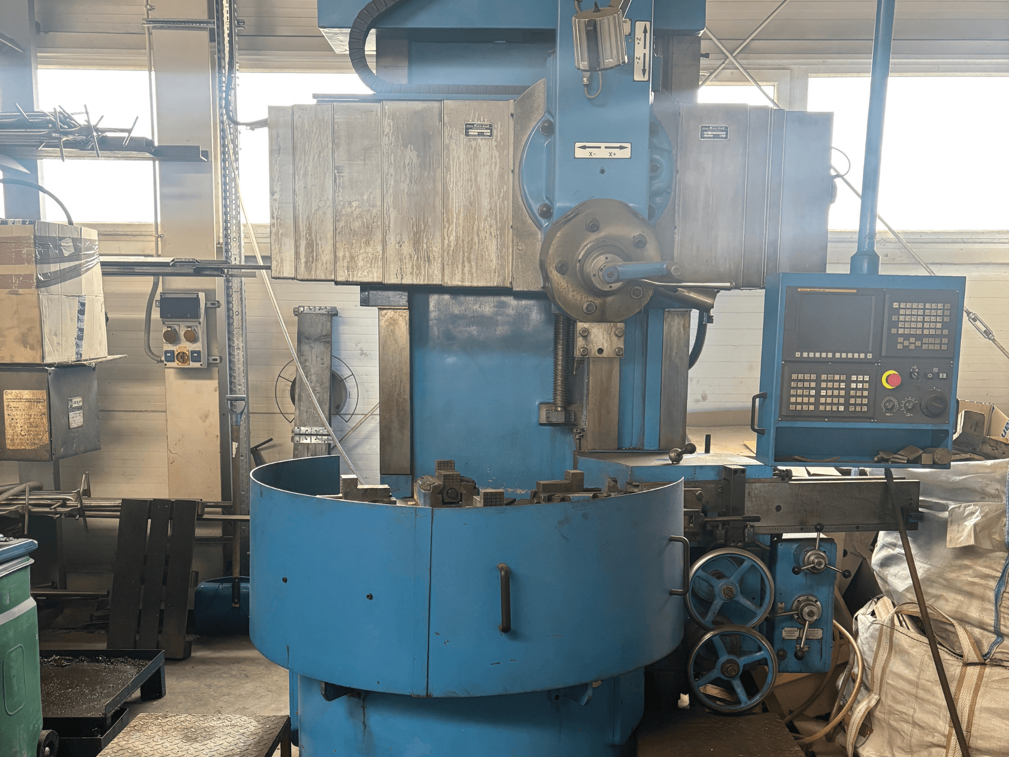 Fresatrice industriale di marca sconosciuta, vista frontale, con esterno blu e pannello di controllo digitale.