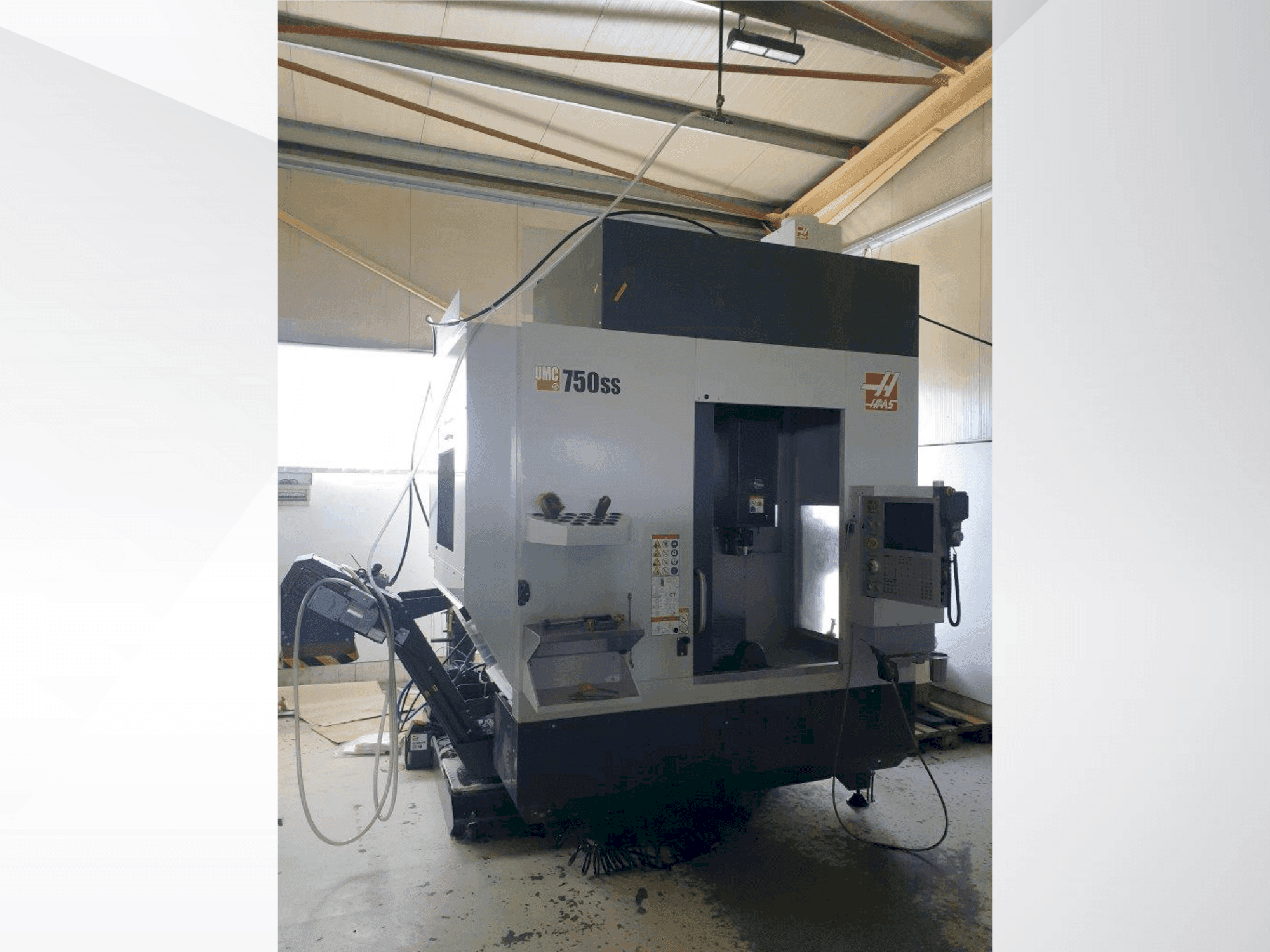 Vista frontale della macchina HAAS UMC-750SS