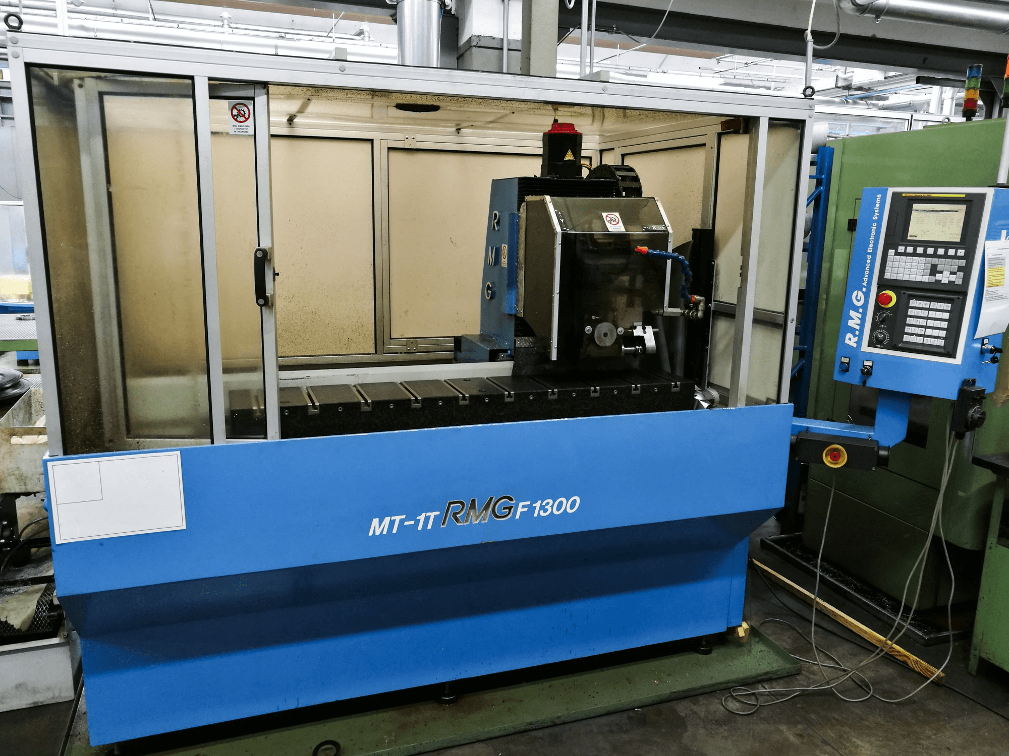 Vista frontale della macchina RMG MT-1T-F 1300