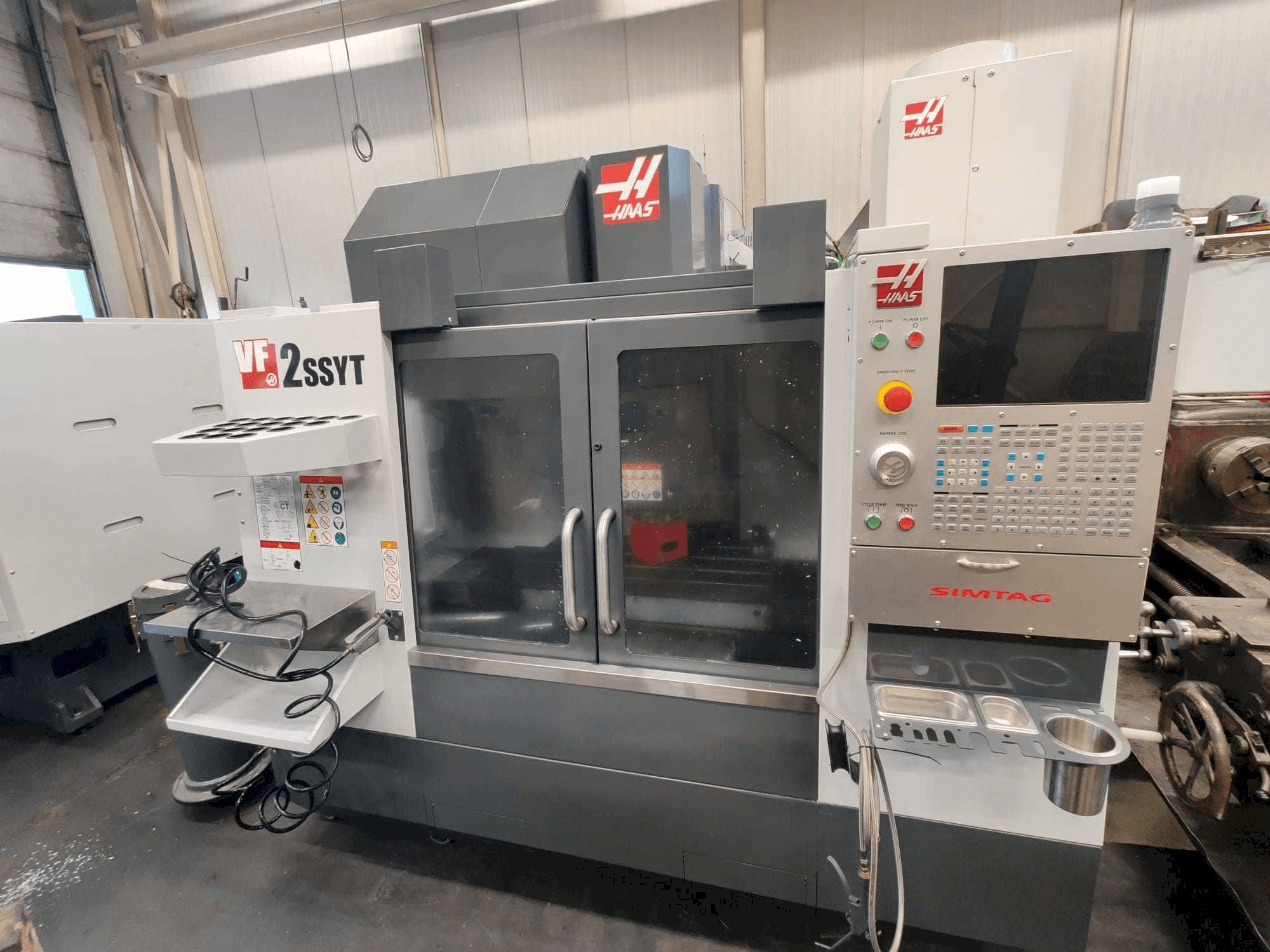 Vista frontale della macchina HAAS VF-2SSYT