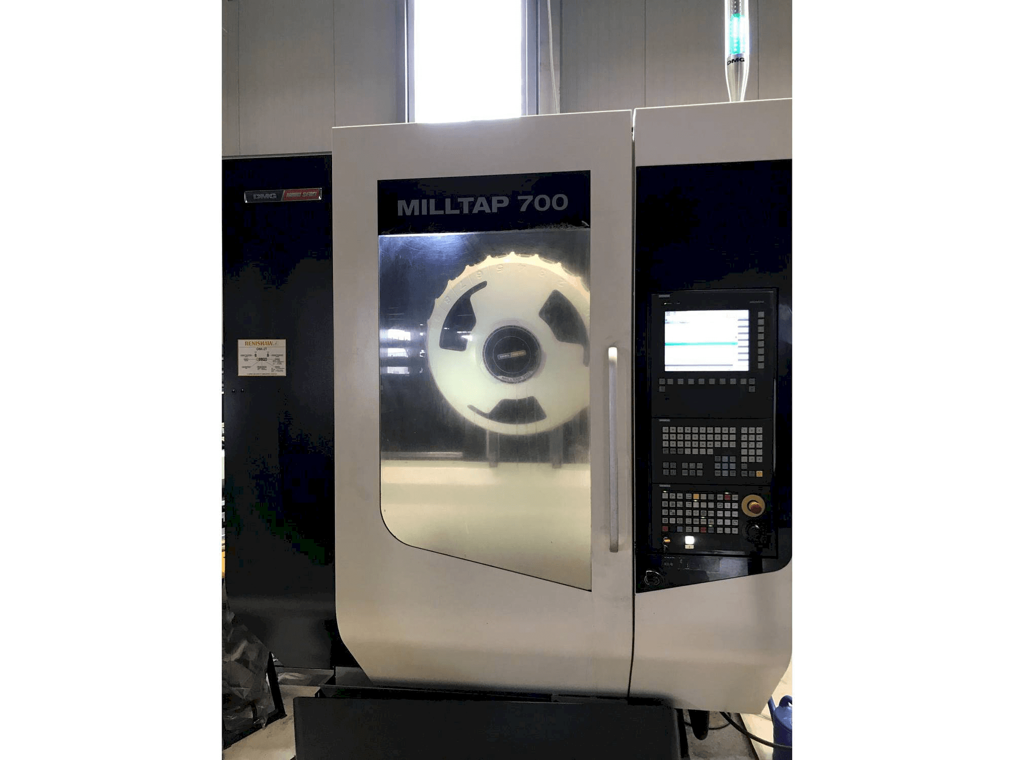 Vista frontale della macchina DMG MORI Milltap 700