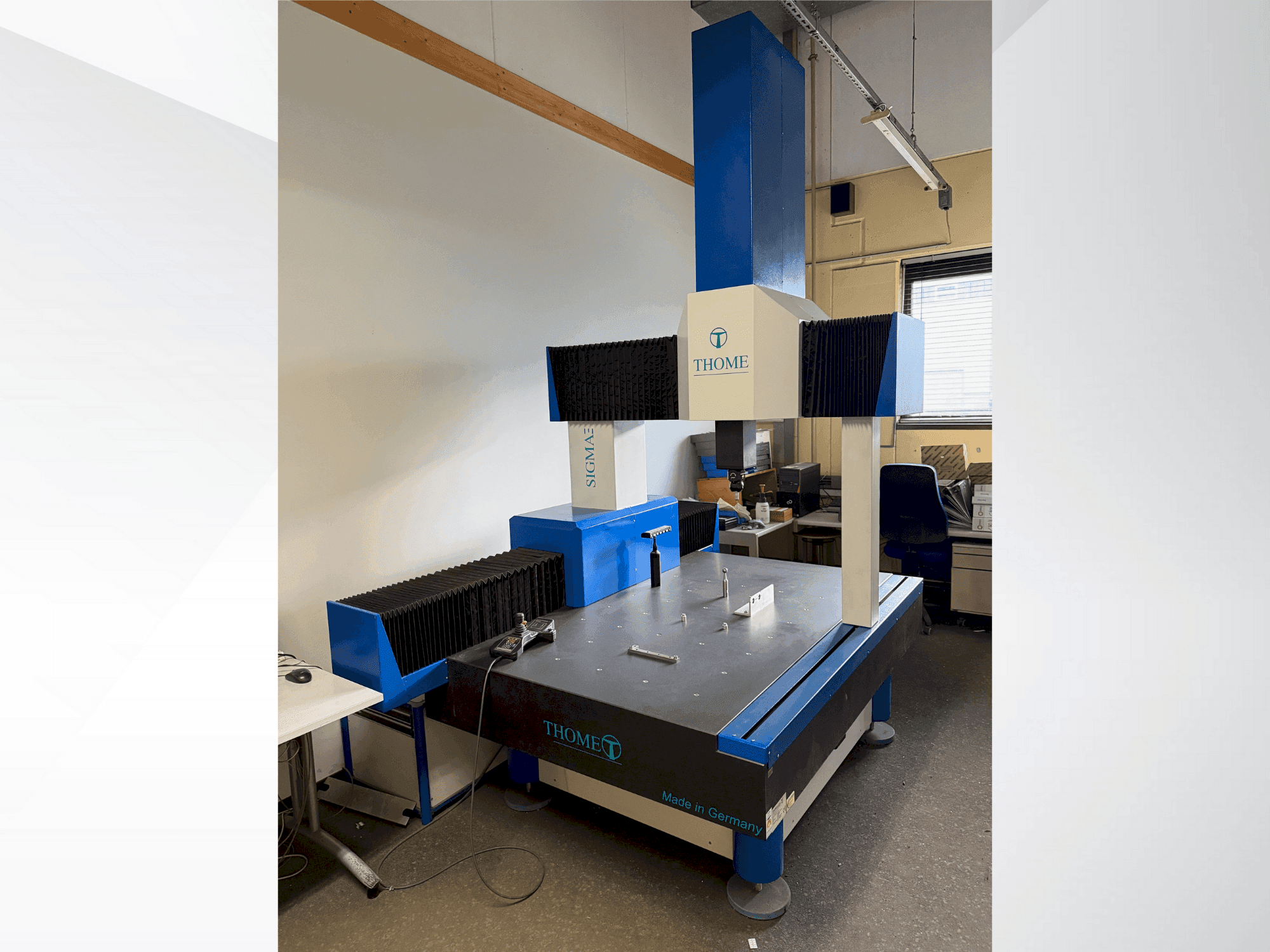 Vista frontale della macchina THOME Prazision 3D Sigma